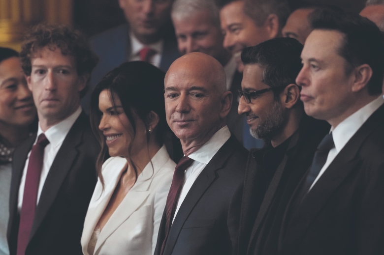 Giganten der Tech-Branche vereint: Mark Zuckerberg (Meta), Jeff Bezos (Amazon) und seine Frau, Sundar Pichai (Google) und Elon Musk (X, Tesla) (v.l.n.r.)