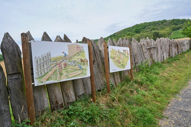 Hölzerner Wall gegen Germanen: Limes beim Freilichtmuseum Römerwelt, Rheinbrohl