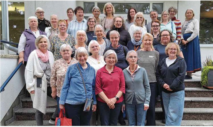 Hannelore Mosbacher (oben Mitte) leitete auch in diesem Jahr die Werkwoche: Werklehrerinnen und (fast alle) Teilnehmerinnen in der Politischen Bildungsstätte in Helmstedt