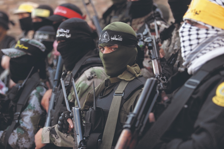 Angeblich leidet ganz Gaza unter Hunger, aber Waffen gibt es dafür scheinbar im Überfluss. Allen voran die diversen Milizen der Familienverbände, wie der Al-Madschaja-Clan, präsentieren ihre militärische Schlagkraft offen auf Gazas Straßen