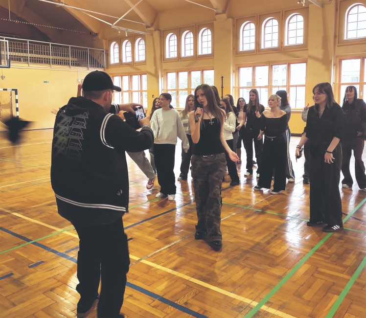 Proben fürs Video: Deutsch-Schüler tragen ihren selbstkreierten Song vor