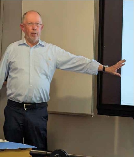 Wolfgang Freyberg (bis 2022 Leiter des Kulturzentrums in Ellingen) während er zum Thema: „Eine Stadt vergeht eine Stadt entsteht. Die gewaltsame Transformation von Königsberg zu Kaliningrad“ referierte