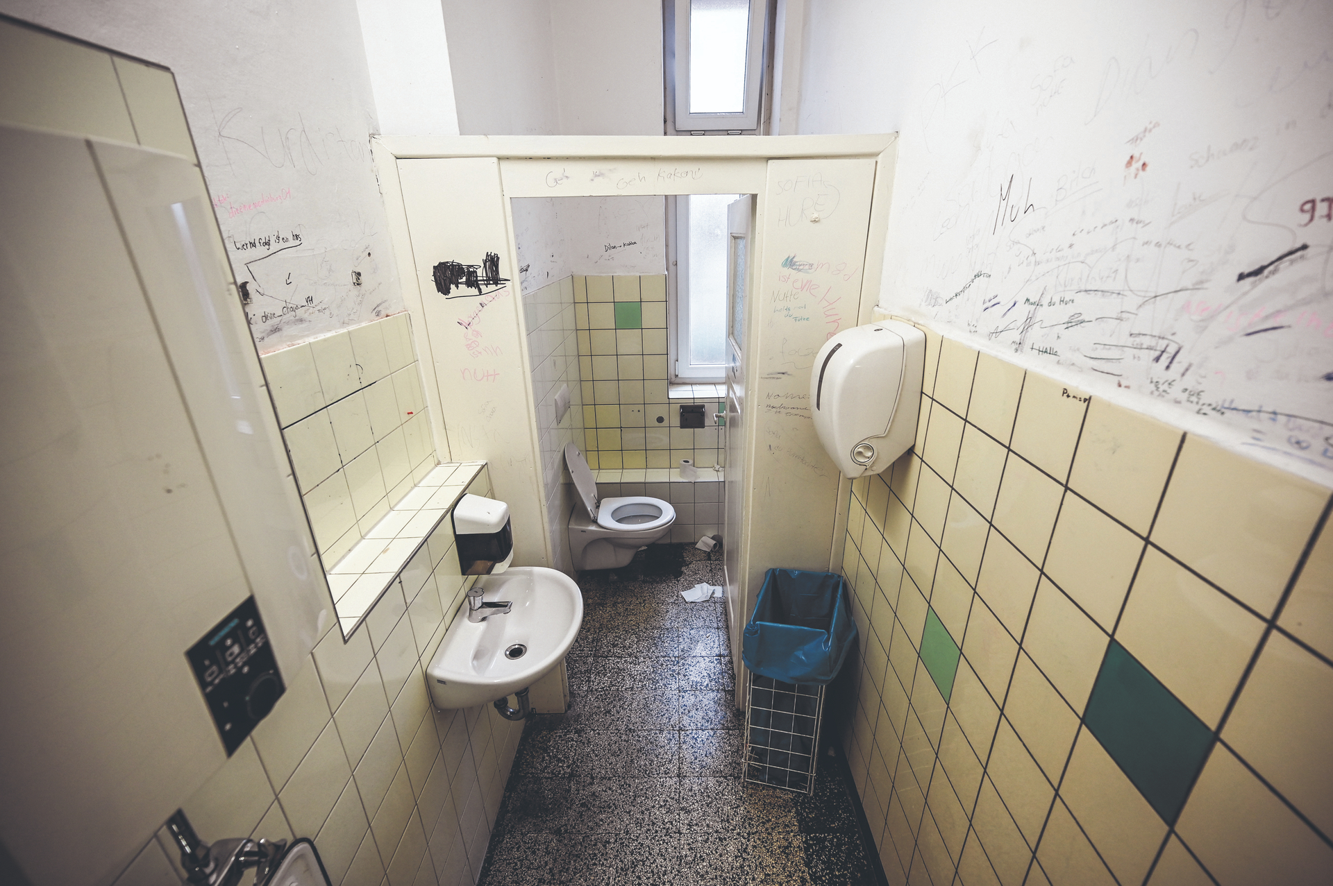 Der Zustand deutscher Kommunen zum fremdschämen: Marode Toiletten der Justus-von-Liebig-Schule in Duisburg