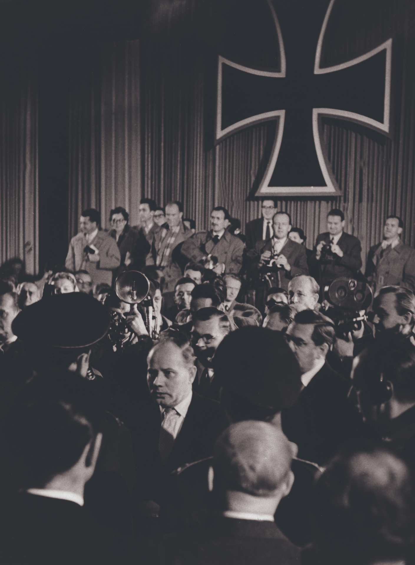 Unter dem Eisernen Kreuz in der Bonner Ermekeilkaserne: Bundesverteidigungsminister Theodor Blank (vorne Mitte) verpflichtet die ersten 101 Freiwilligen der neugegründeten Bundeswehr