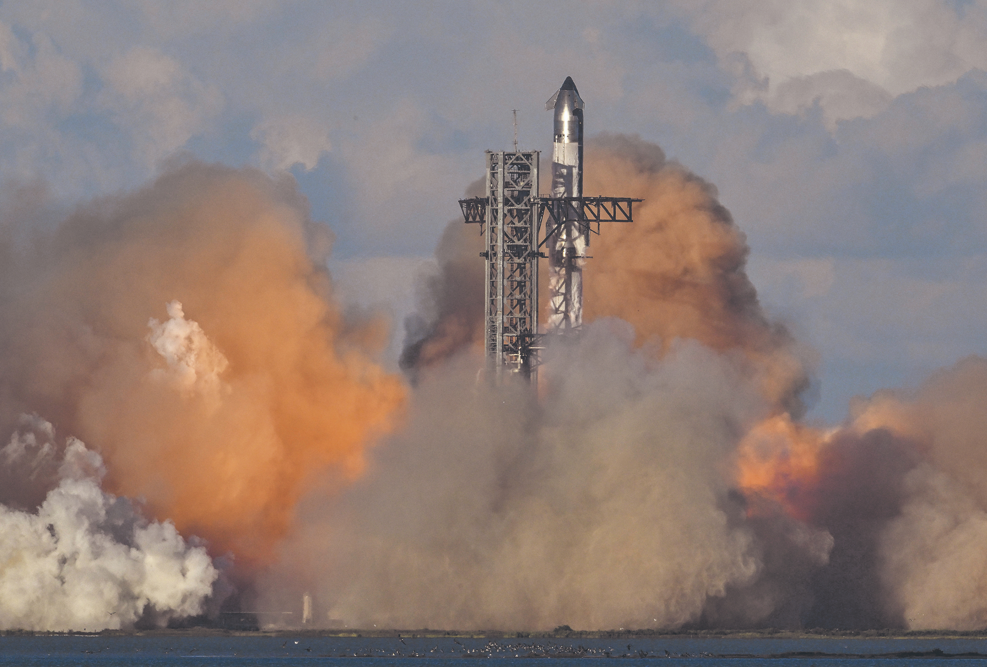 Teststart einer Starship-Rakete des vom Milliardär Elon Musk gegründetem Unternehmens SpaceX in Texas: Nach zahlreichen fehlgeschlagenen Testflügen hinkt das mit zehn Milliarden Dollar veranschlagte Projekt im Zeitplan weit hinterher