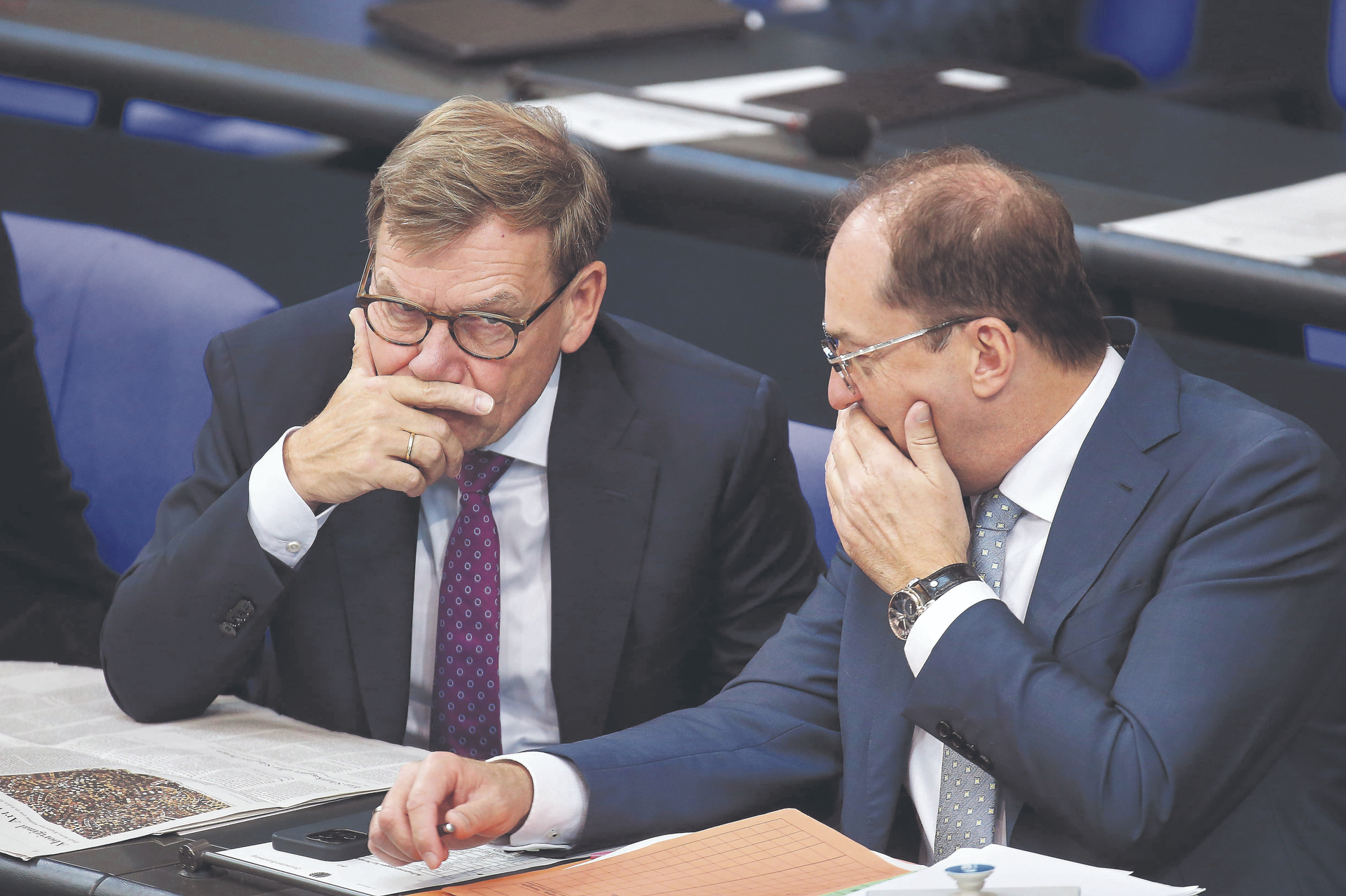 Reden hinter vorgehaltener Hand: Johann Wadephul (l.) und Alexander Dobrindt (r.)