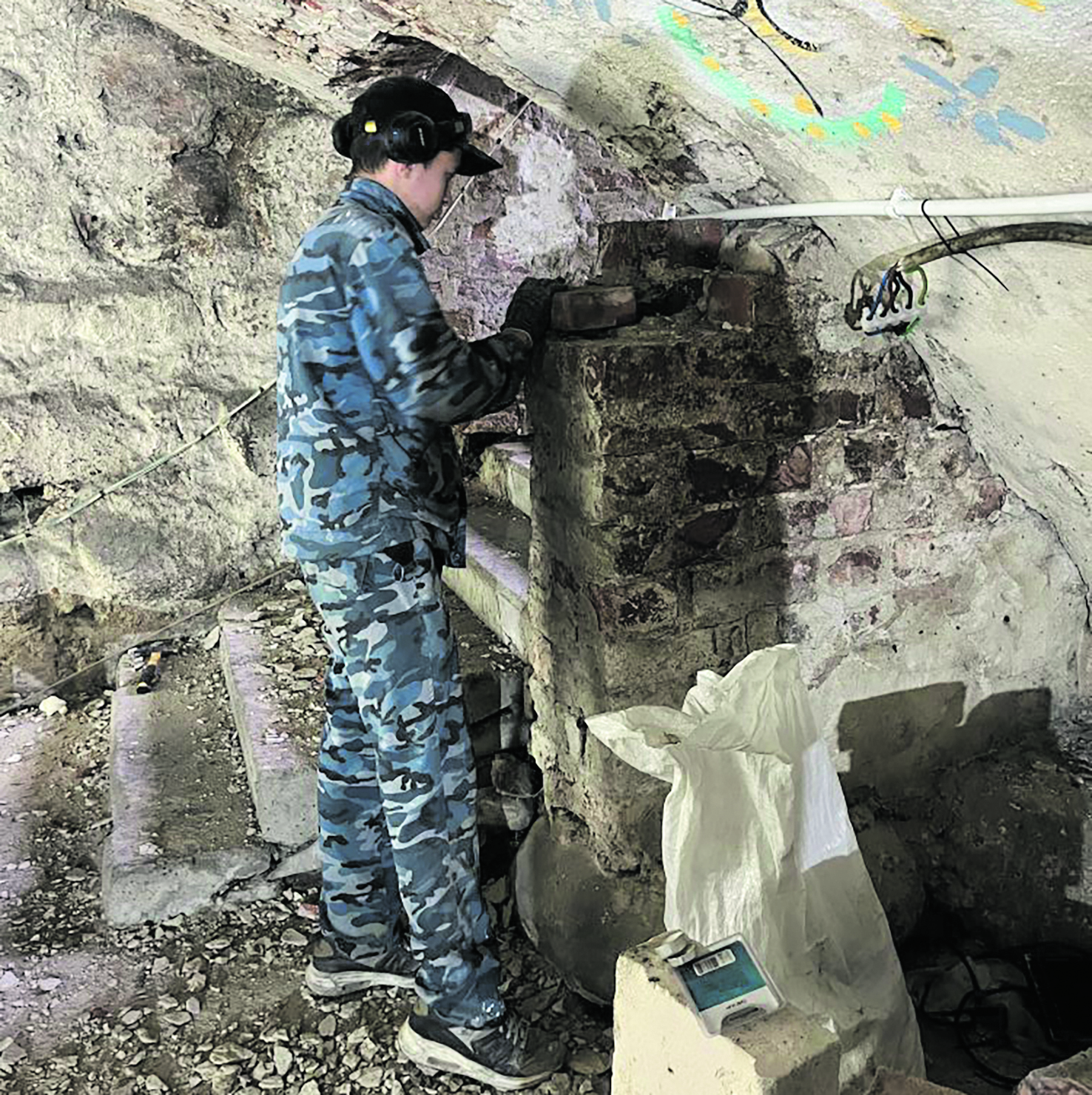 Vorbereitung für die künftige Keramikwerkstatt: Arbeiten im Keller der Burg