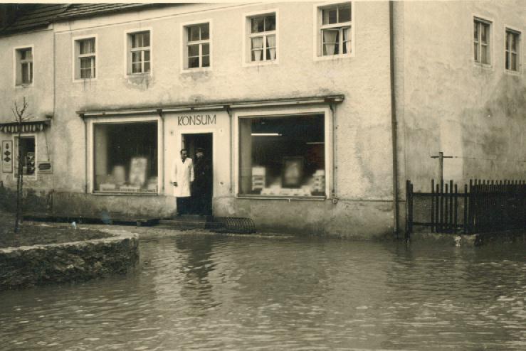 Land unter am Konsum: Der Lebensmittelladen in Beratzhausen in den 50er Jahren während eines Hochwassers