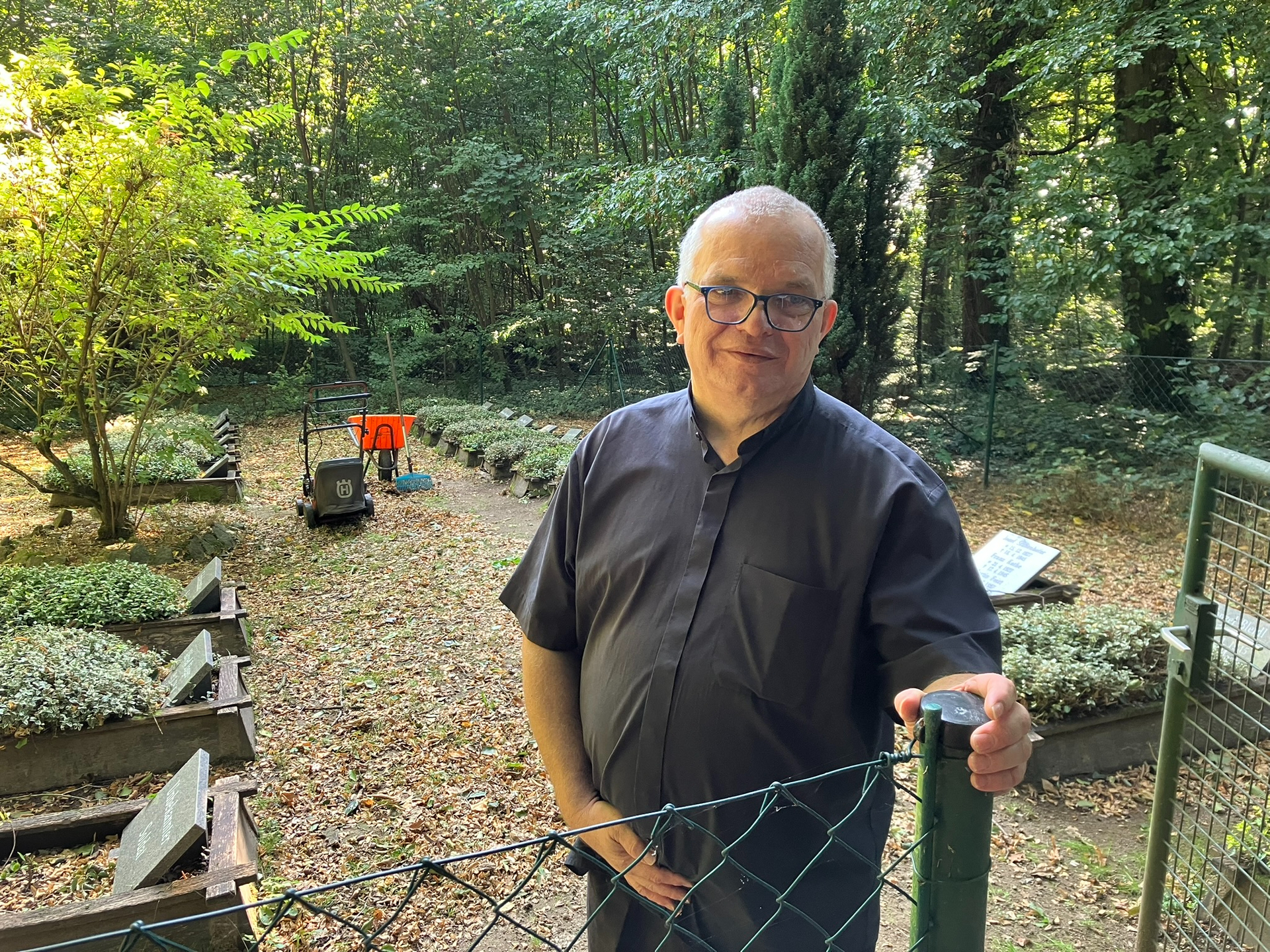 Der Geistliche Krystian Burczek betreut Soldatengräber, die den Frieden predigen und symbolisieren