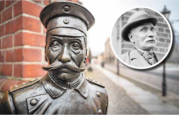 Ein Denkmal des Hauptmanns von Köpenick erinnert vor dem Rathaus Treptow-Köpenick an dessen dreisten Streich. Wenn auch selbst Kaiser Wilhelm II. darüber lachte, so musste sich Voigt (o.r.) dennoch verantworten