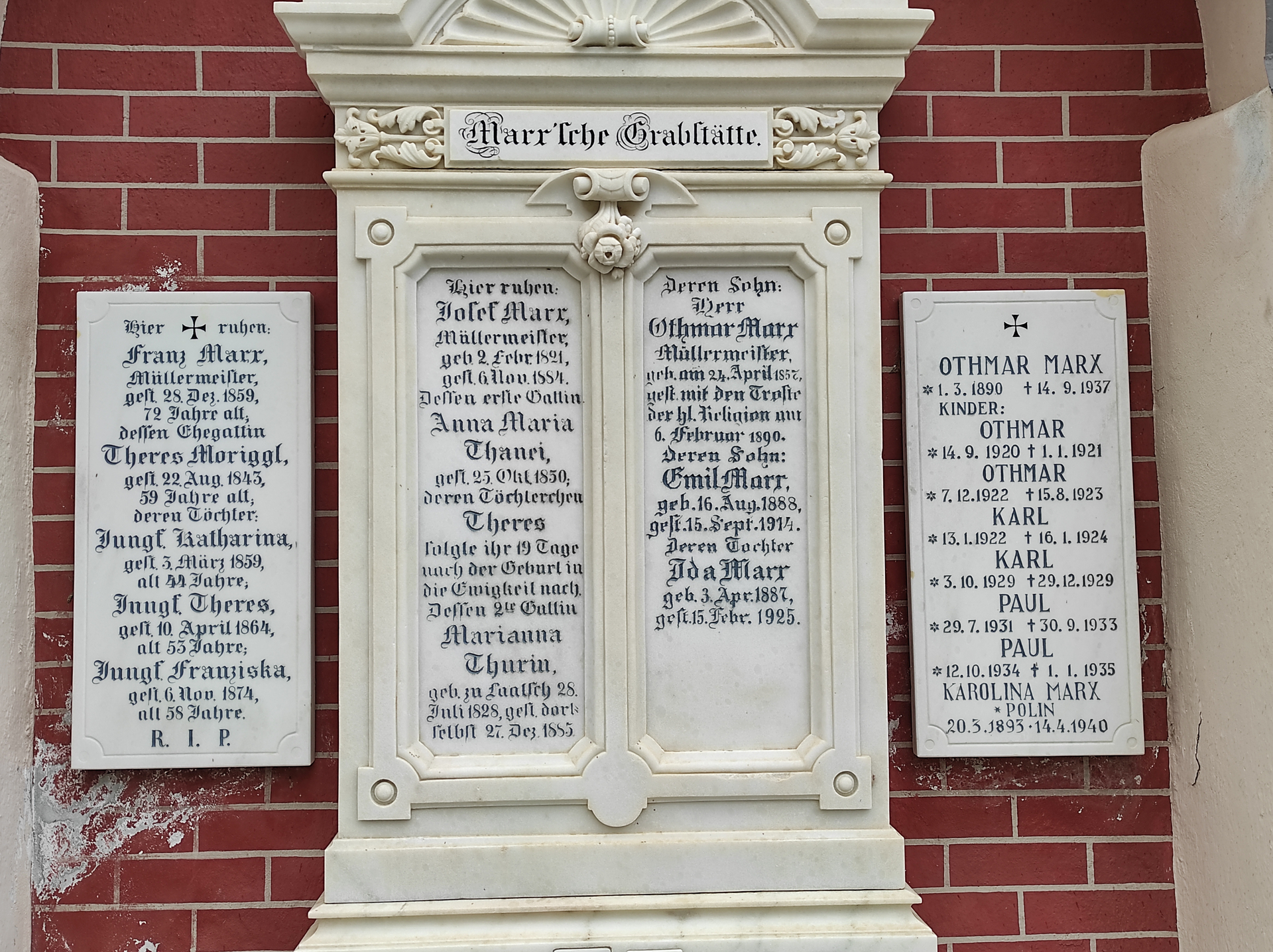 Eine Flut an gleichen Vornamen: Grabstätte der Familie Marx in Mals