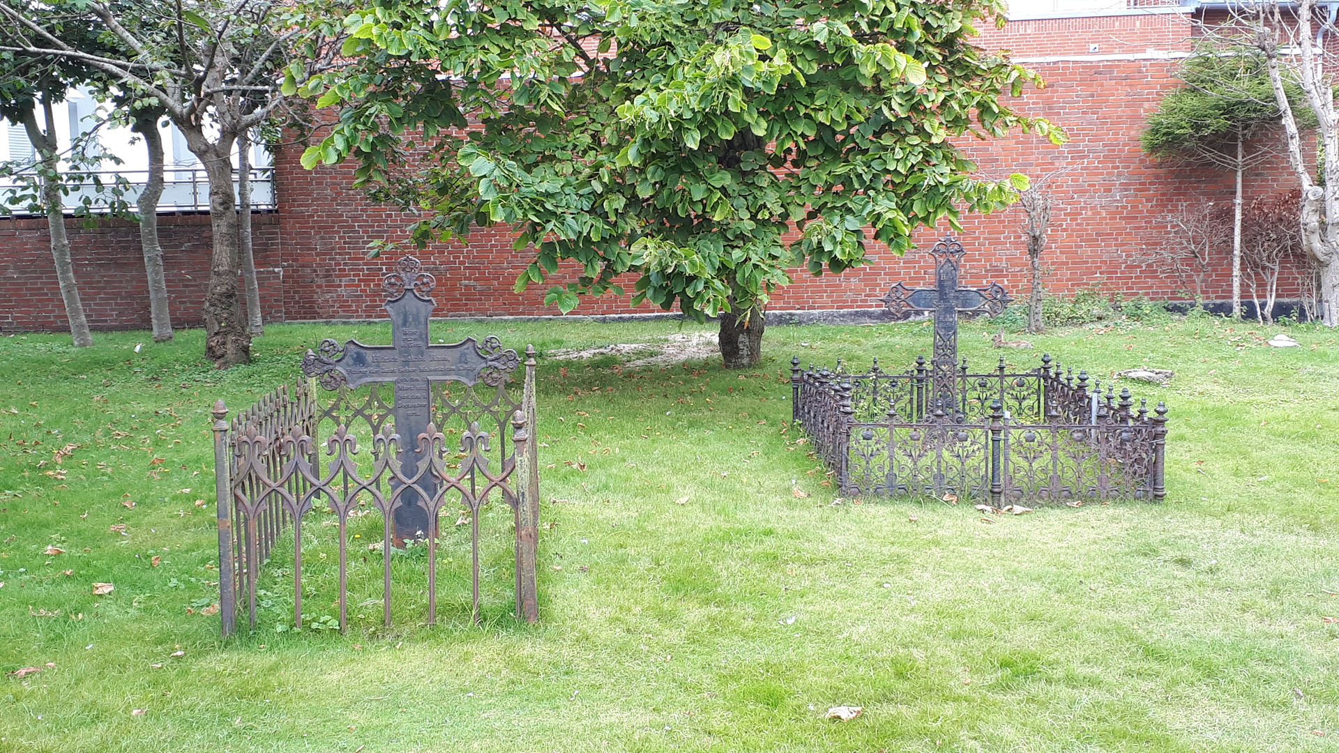 Eingefriedet auf dem Alten Inselfriedhof: Gräber von „Hilrich Jakobs Rass“ und „Jacob Corne. Schmidt“