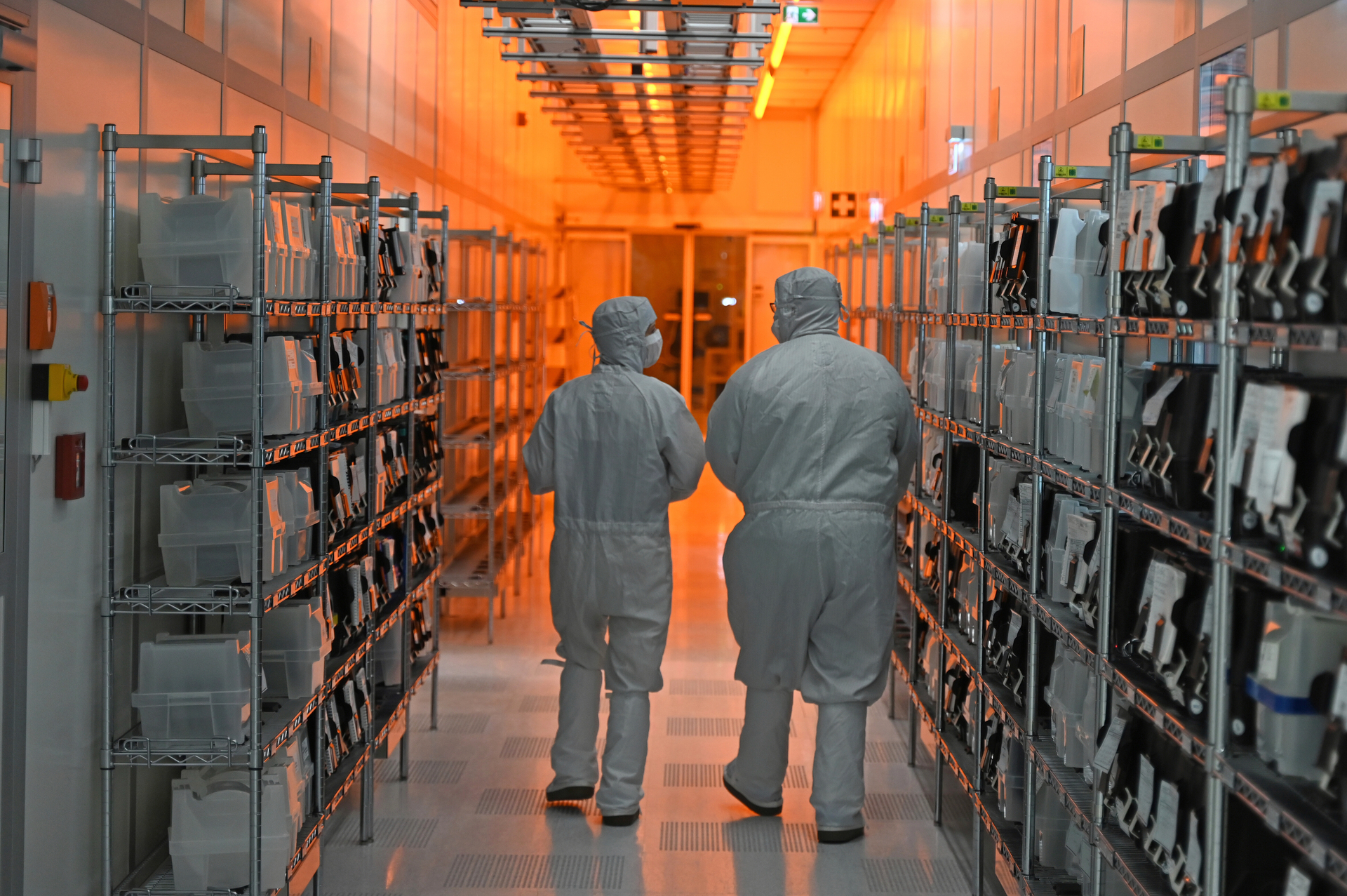 Eine Schlüsseltechnologie, die Europas Abhängigkeit von China illustriert: Mitarbeiter der Nexperia GmbH gehen durch die sogenannten Rein­räume des Halbleiterproduzenten