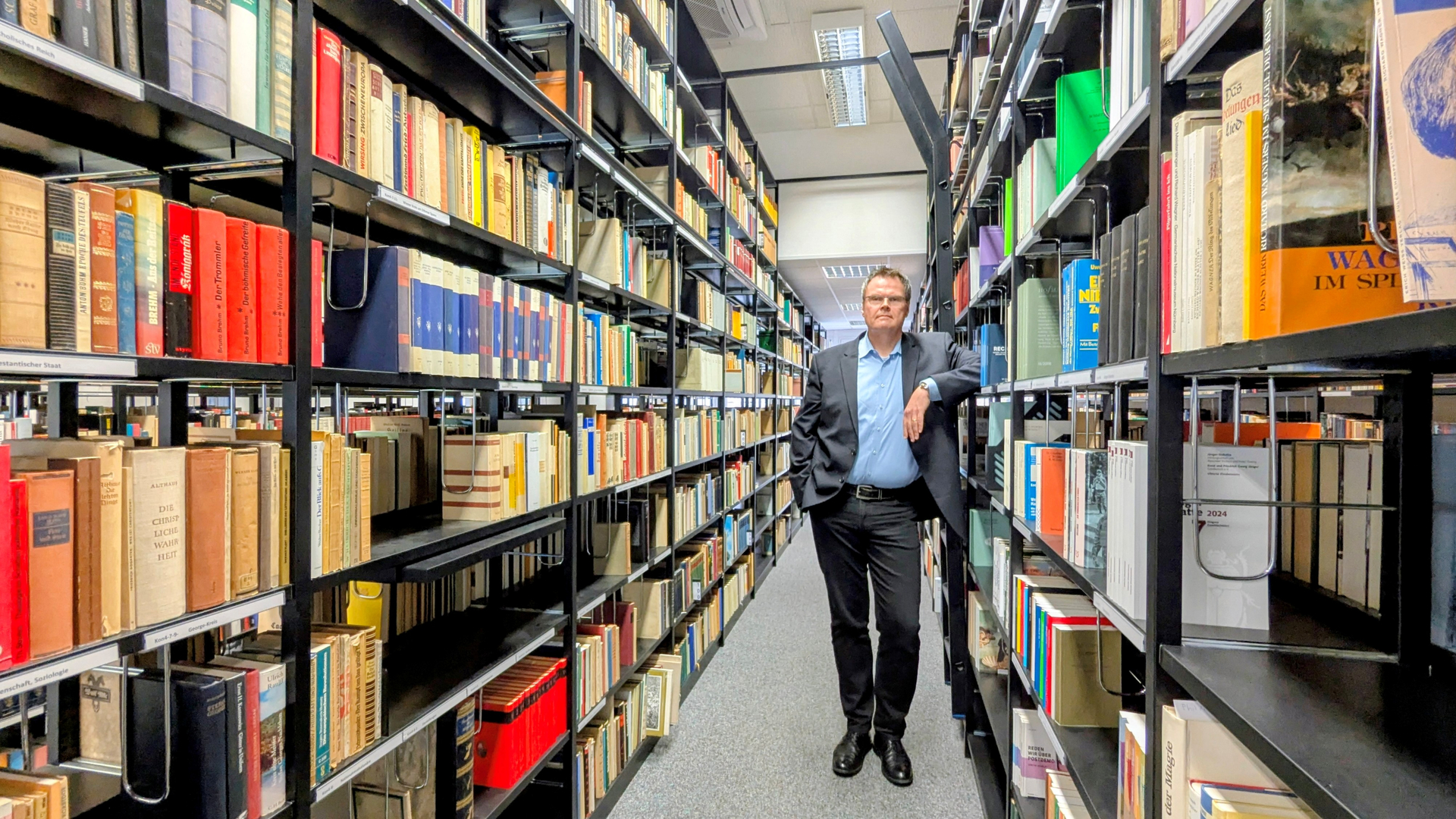 Wolfgang Fenske, Leiter der Bibliothek des Konservativismus, präsentiert deren weltweit einzigartige Sammlung