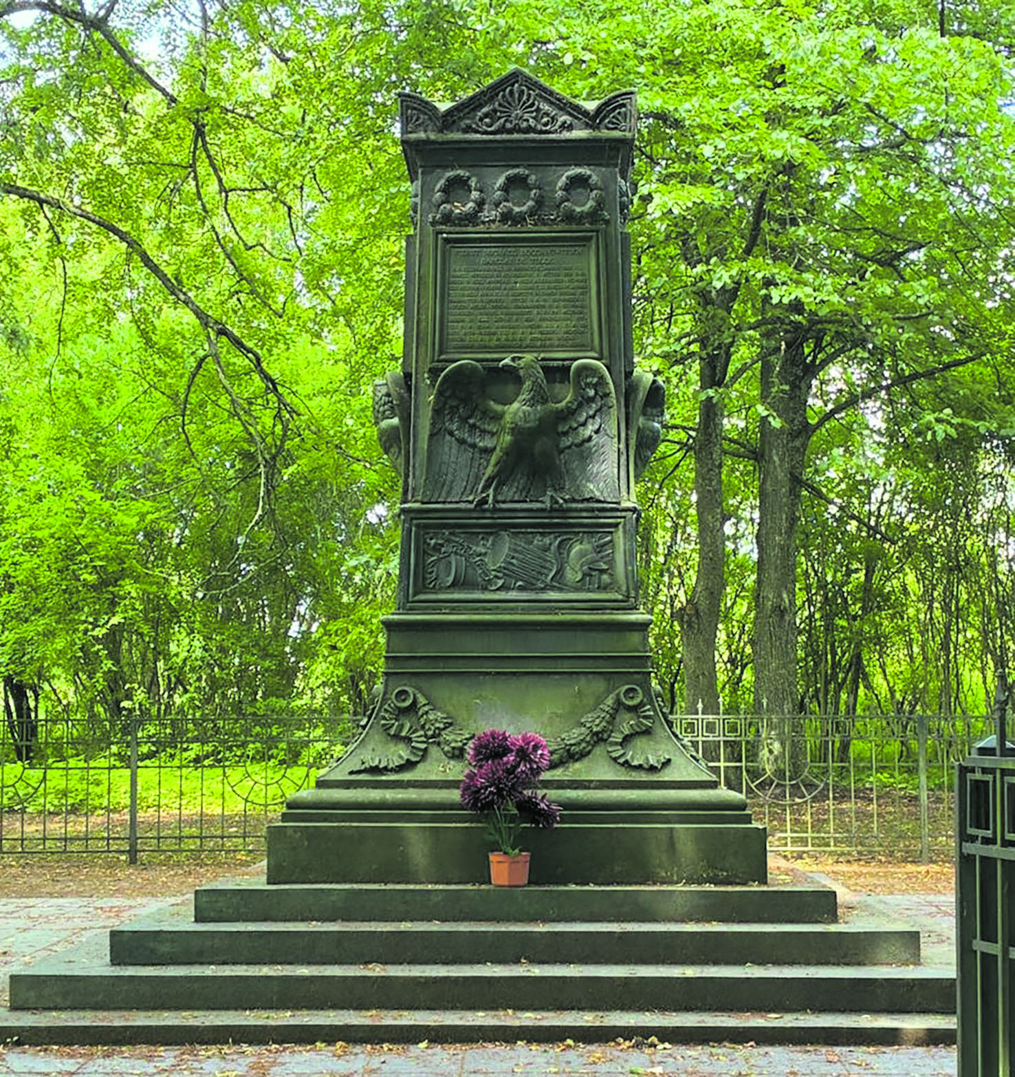 Auf dem Wege  von Insterburg  Richtung Kraupischken:  In dem zu Ehren des  deutschbaltischen Fürsten  Michael Andreas Barclay de Tolly errichteten Denkmal, der im Dienste Russlands Siege feierte, wurde dessen Herz begraben, während seine sterblichen  Über