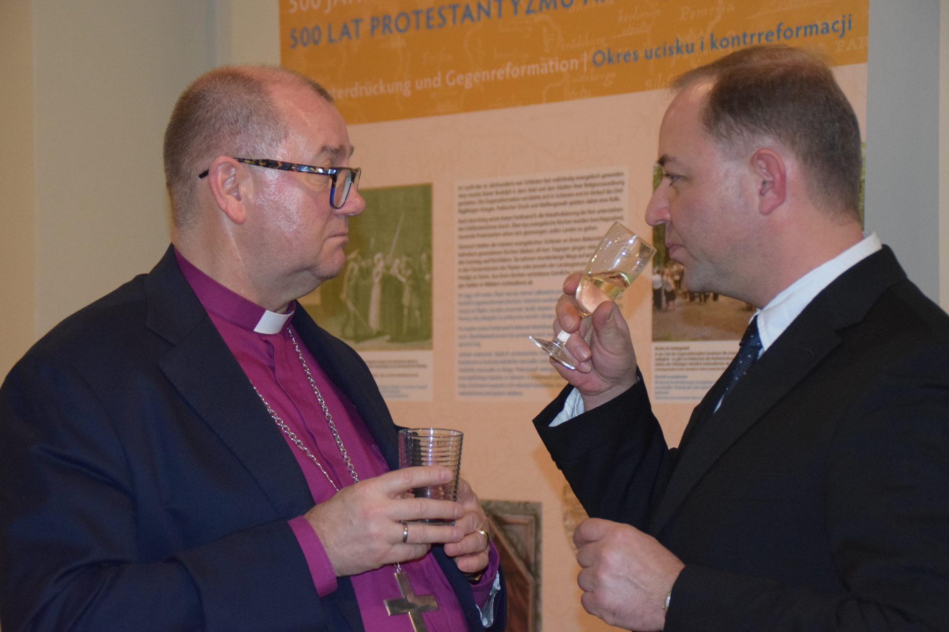 Stephan Aderhold (r.) im Gespräch mit Bischof Waldemar Pytel (l.), der von 1986 bis Juni 2025 als Seelsorger in der Friedenskirche zu Schweidnitz diente