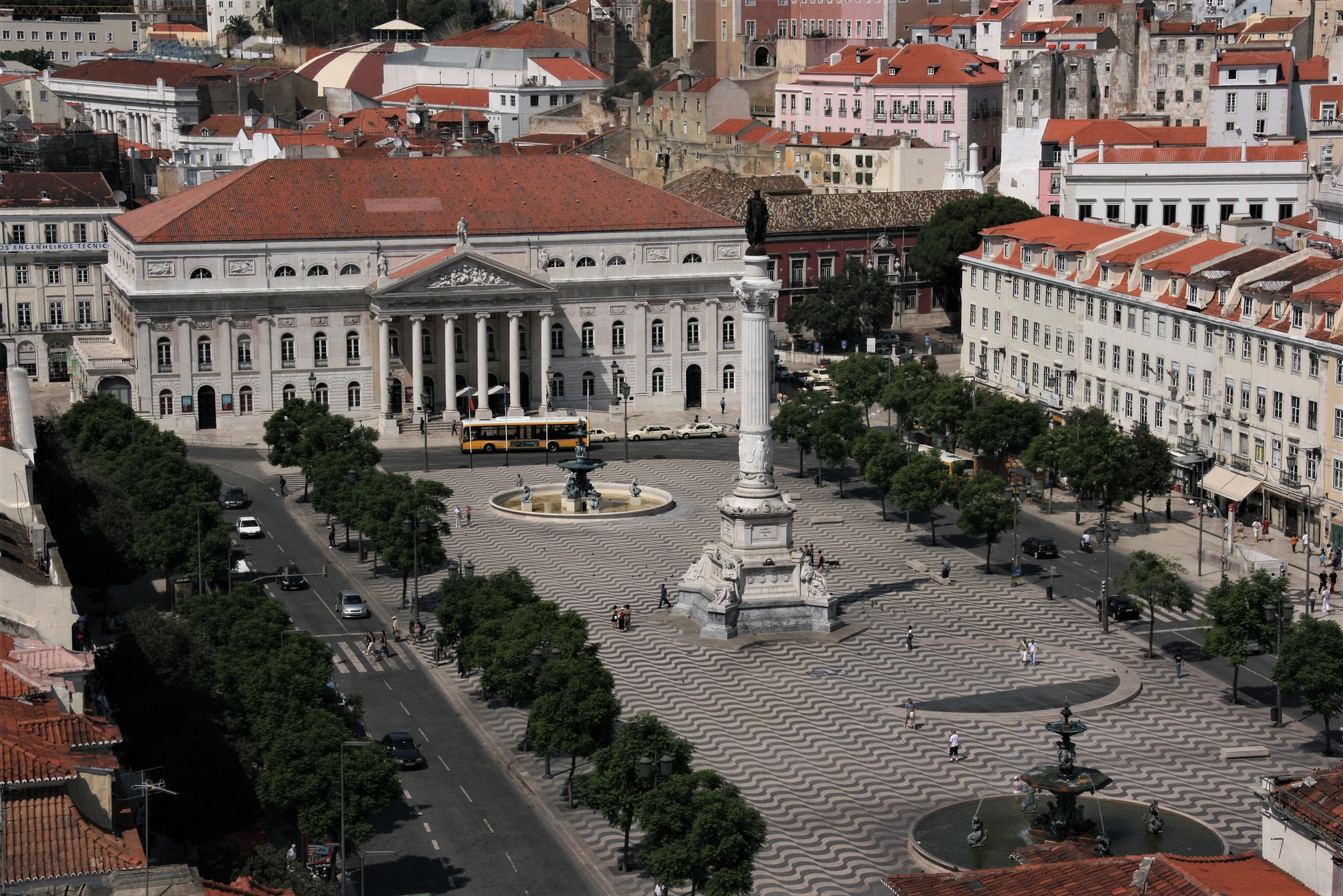 So schaute schon Pessoa auf Lissabon: Blick vom Terrassen-Café des Santa-Justa-Aufzugs auf den Rossio-Platz