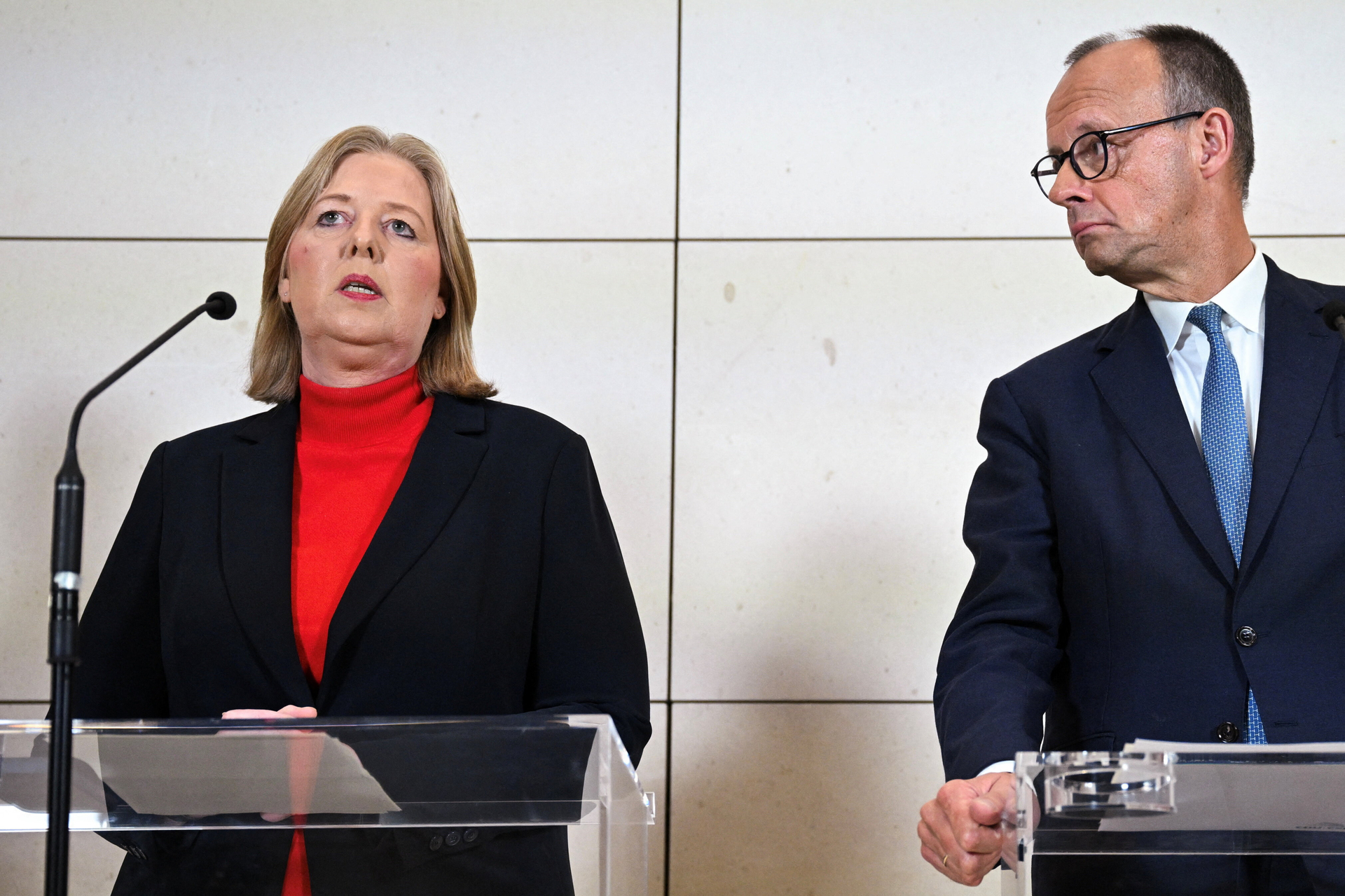 Fast ungläubig staunt Kanzler Merz über die verbalen Ausfälle und rentenpolitischen Abenteuer von Sozialministerin Bas – und dennoch trägt er alles mit