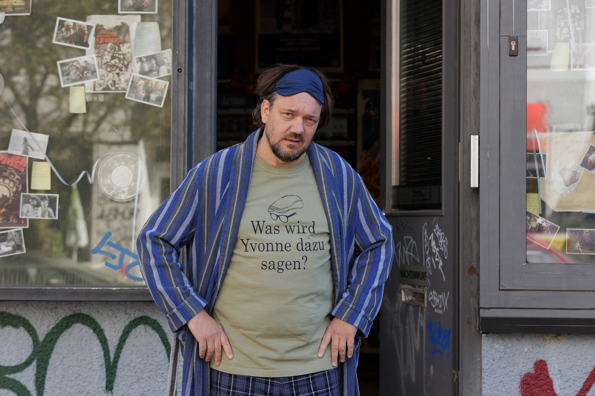 Held und Fluchthelfer  wider Willen: Charly Hübner als Videotheksbesitzer  