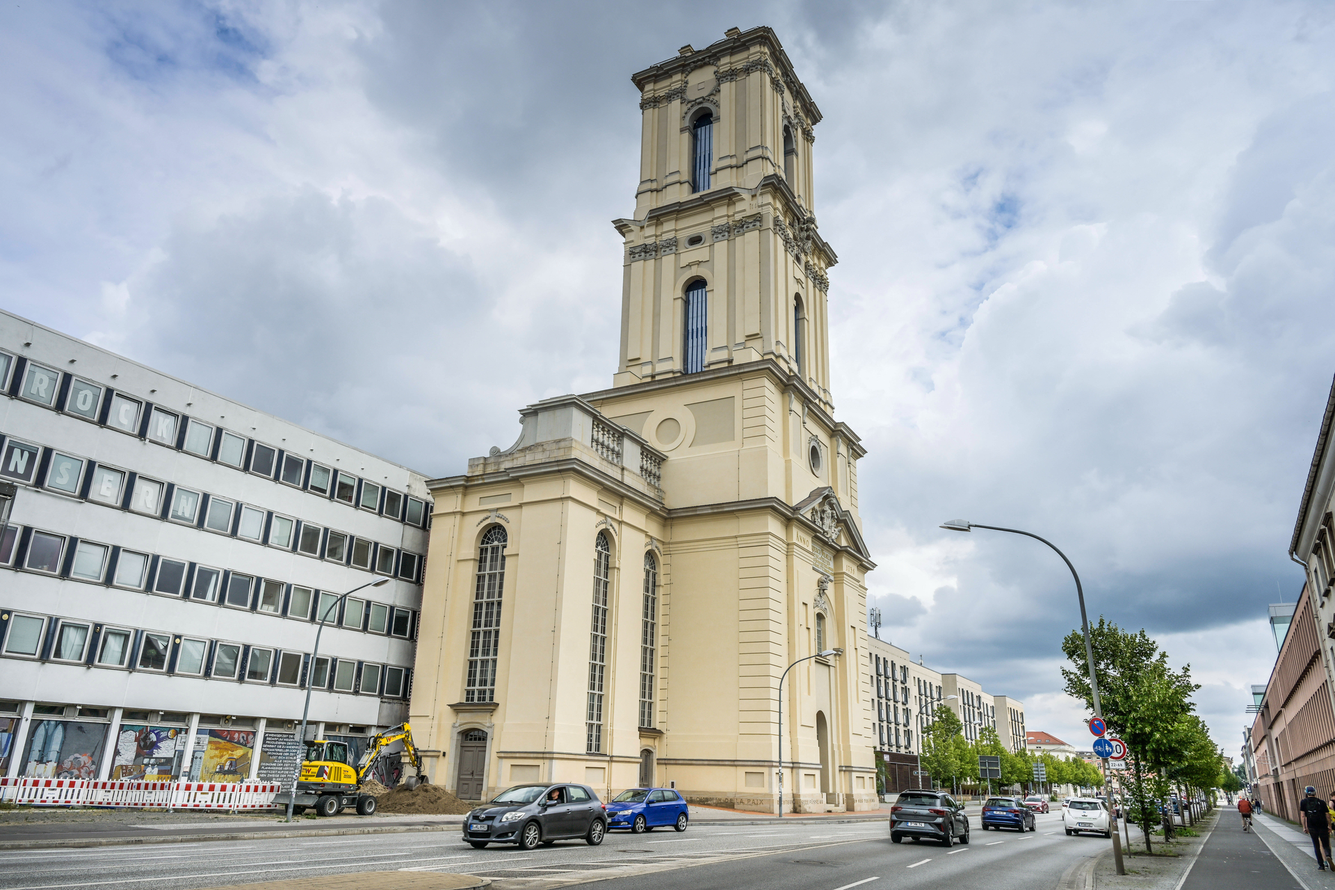 Architektonischer Widerspruch: Der wiederaufgebaute Turm der Garnisonkirche vor dem Rechenzentrum aus DDR-Zeiten 