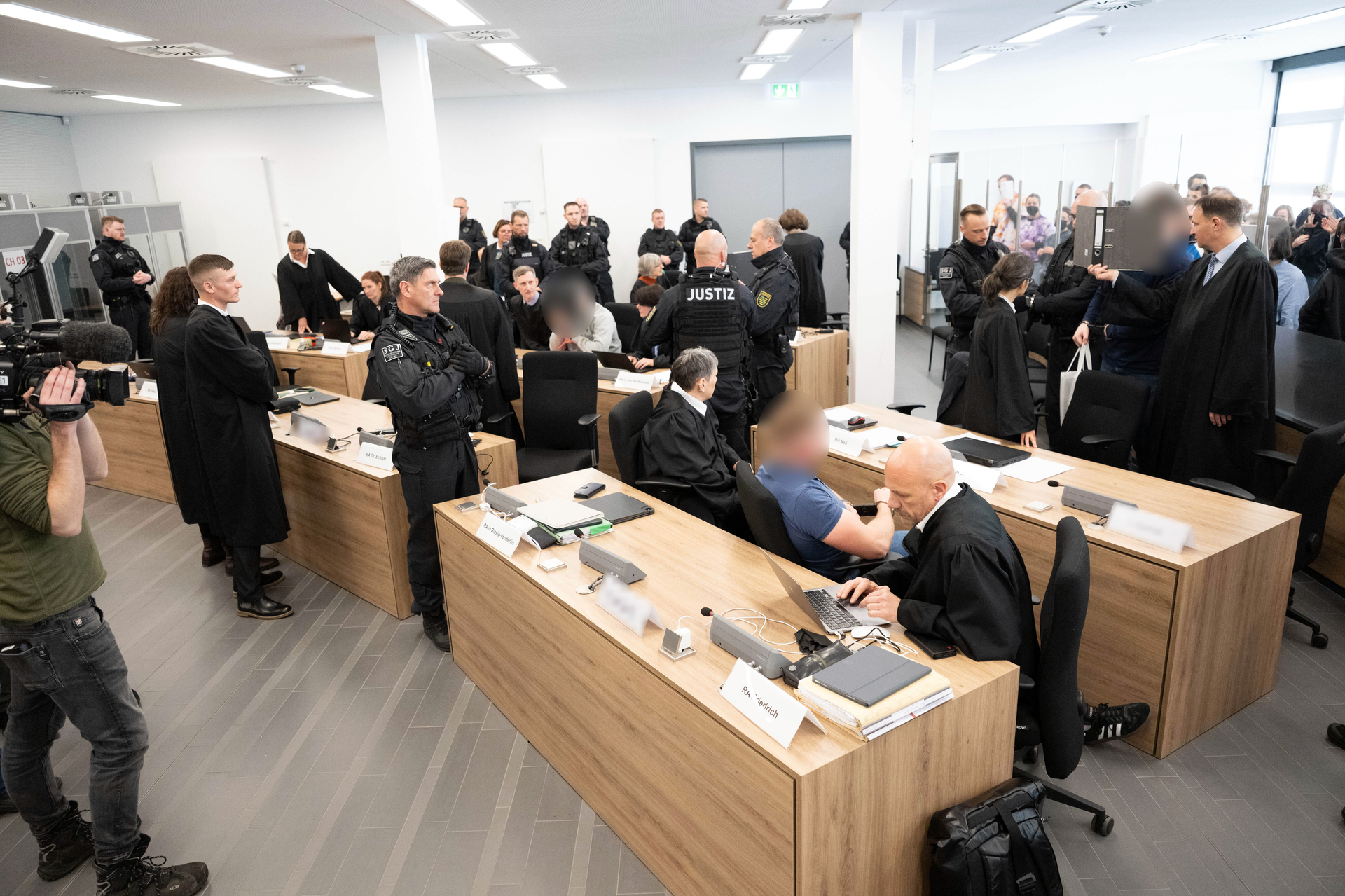Viel Betrieb: Der Auftakt des Gerichtsprozesses in Dresden gegen sieben linksextremistische Angeklagte der „Hammerbande“ erzeugte im November viel mediales Interesse. Der Prozess dürfte sich bis Frühjahr 2027 hinziehen