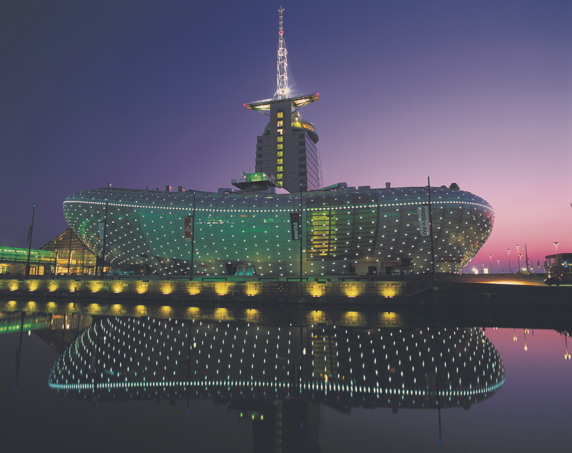 In aktuell weihnachtlicher Beleuchtung: Der Kaiserkai Bremerhavens soll saniert und militärisch modernisiert werden