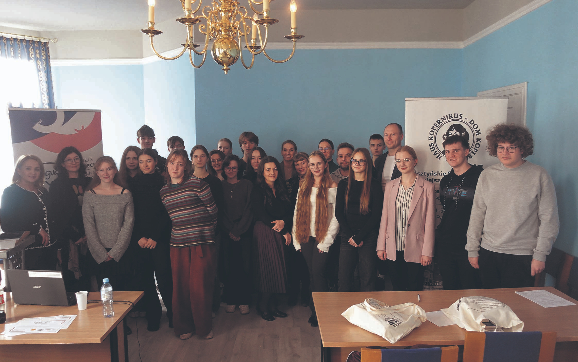 In den Räumen des Kopernikushauses: Gruppenfoto mit Teilnehmern, Lehrern und Organisatoren
