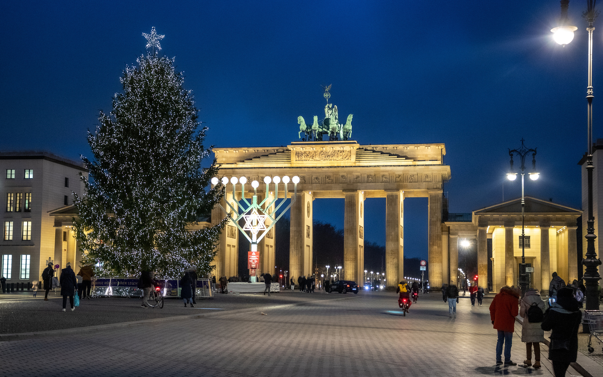Zeit zur Besinnung: Das Brandenburger Tor in Berlin mit Weihnachtsbaum und Chanukka-Leuchter  