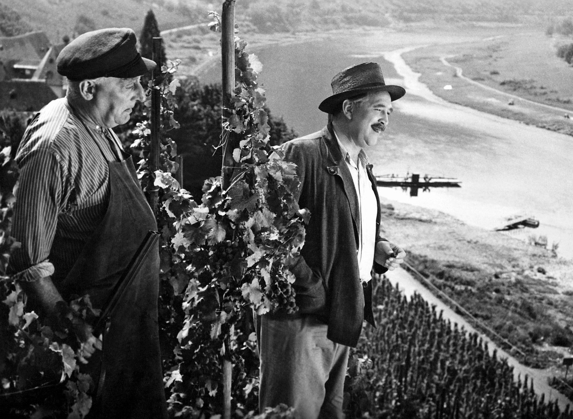 Gustav Knuth (r.) in der Verfilmung von „Der fröhliche Weinberg“ aus dem Jahr 1952