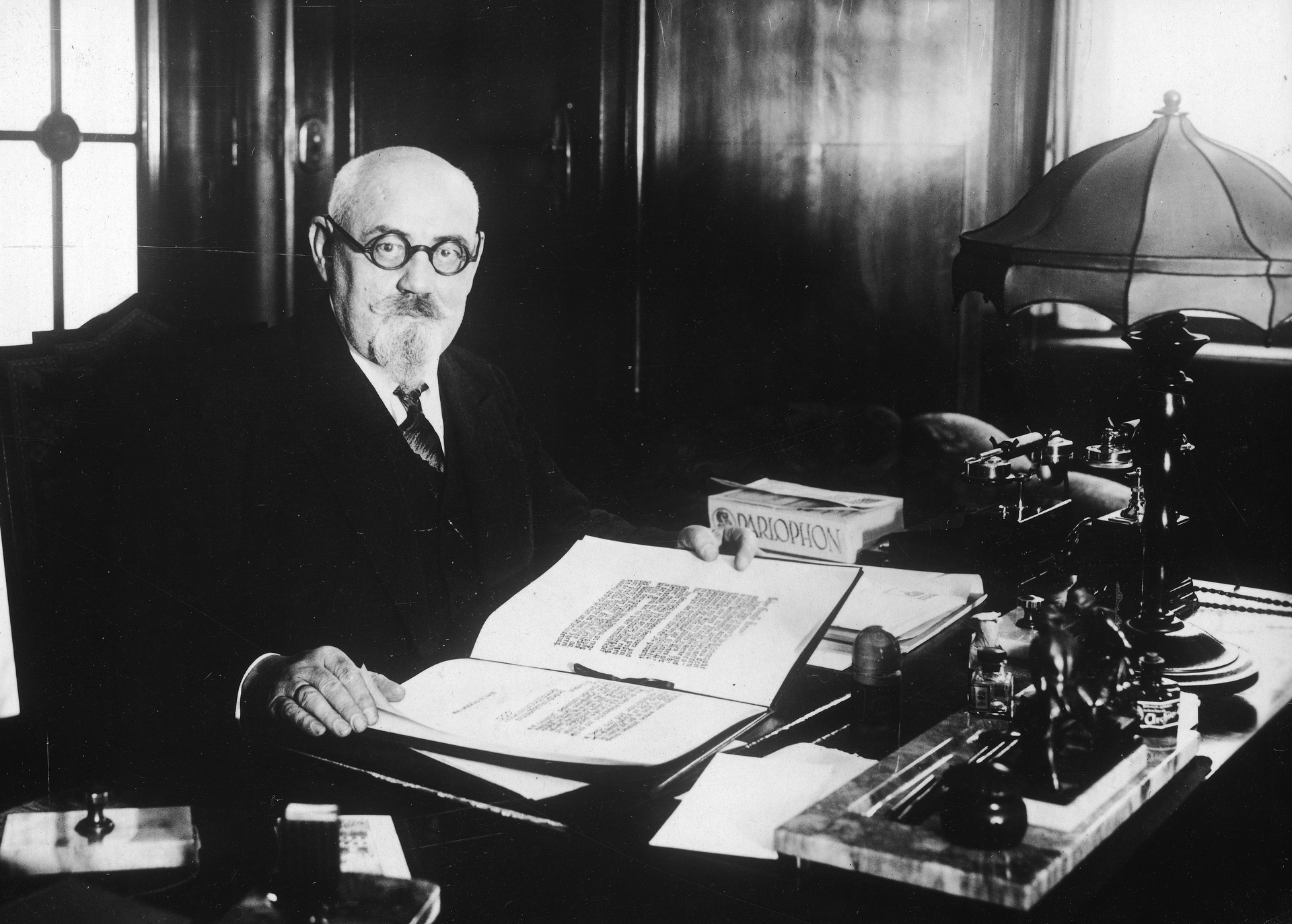 Im Jahre 1931 als Nationalratspräsident an seinem Schreibtisch: Karl Renner
