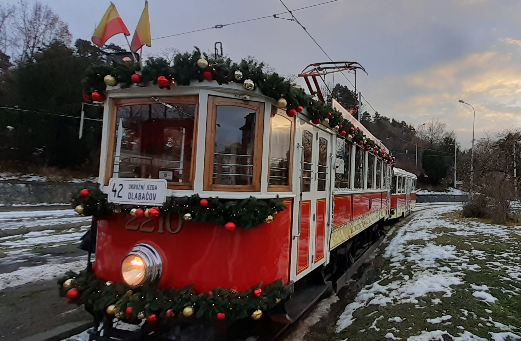 Historische Bahn: In der Adventszeit fährt die Ringlinie 42 als Weihnachts-Tram zu den schönsten Plätzen in Prag
