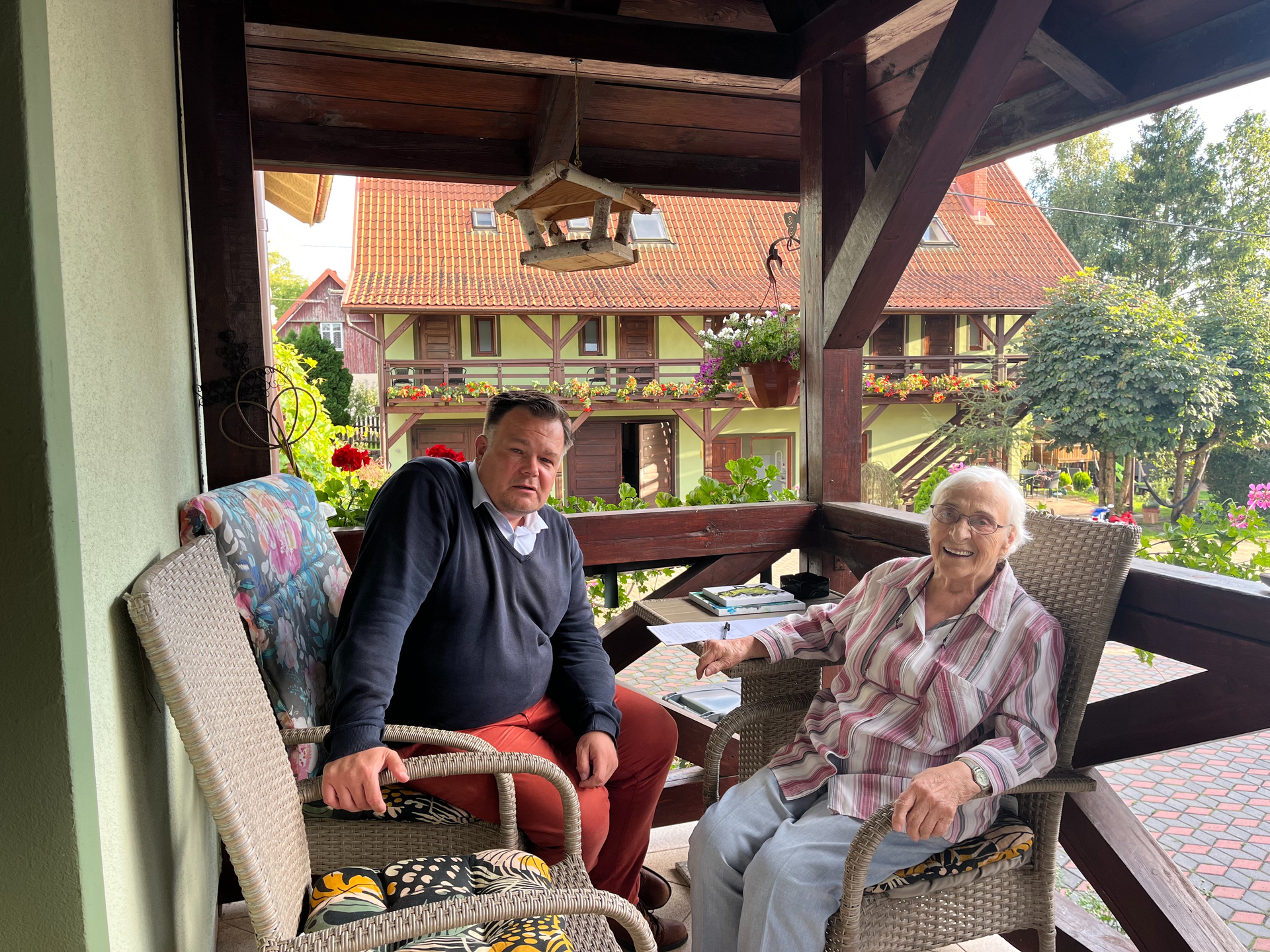 Zwei Ostpreußen im Gespräch: PAZ-Chefredakteur René Nehring und Brigitte Nosek