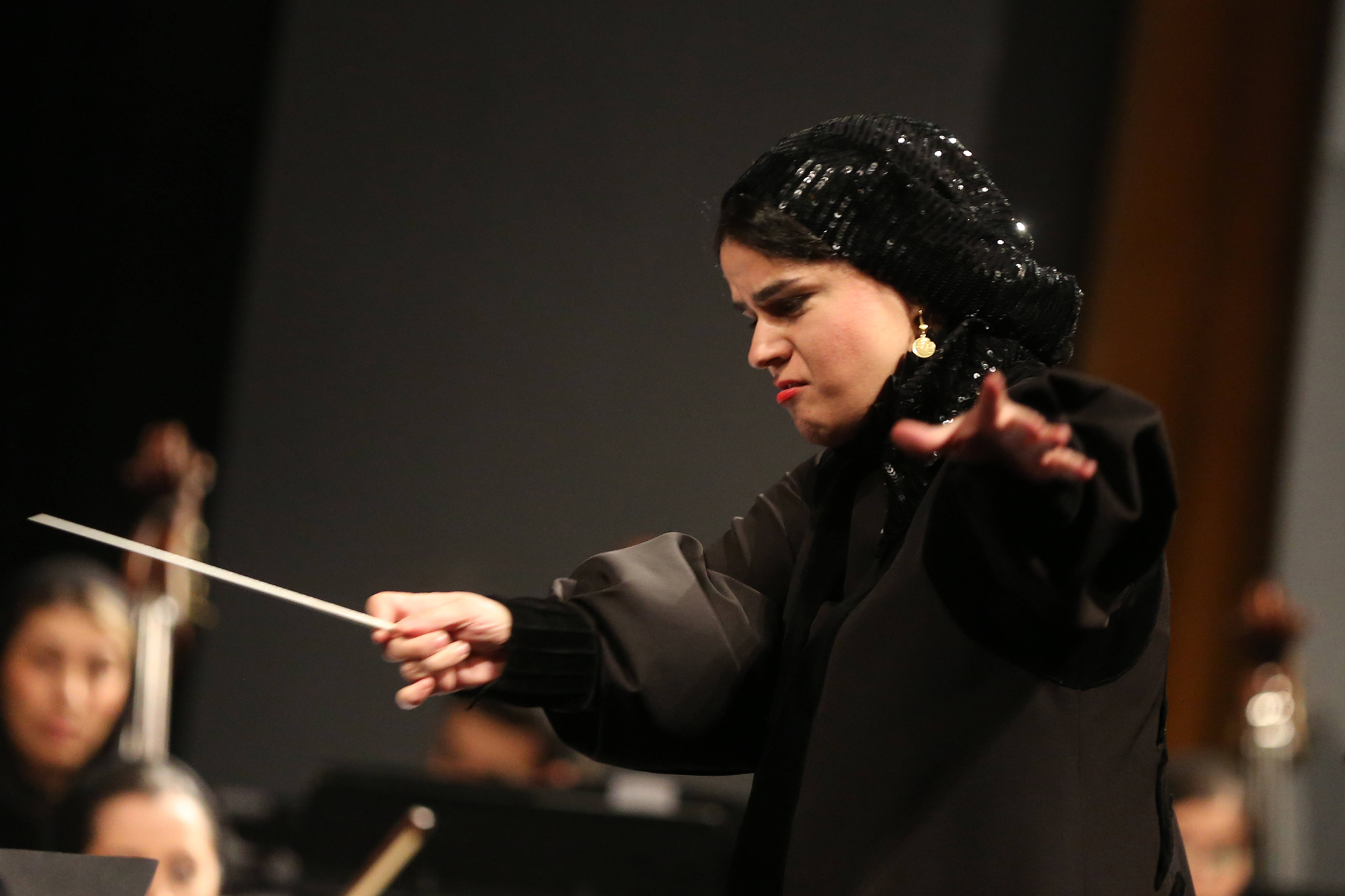 Musik-Eine-Frau-gibt-den-Ton-an