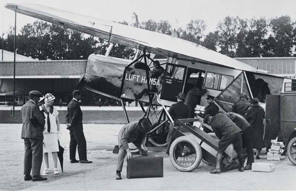 Flughafen Berlin-Tempelhof: Passagiere besteigen eine Fokker-Grulich F.III zum ersten Linienflug der Luft Hansa
