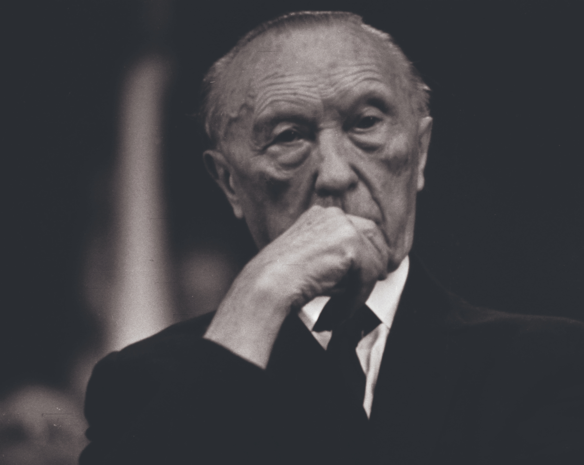 Sinnierend nach fast eineinhalb Jahrzehnten Kanzlerschaft: Konrad Adenauer
