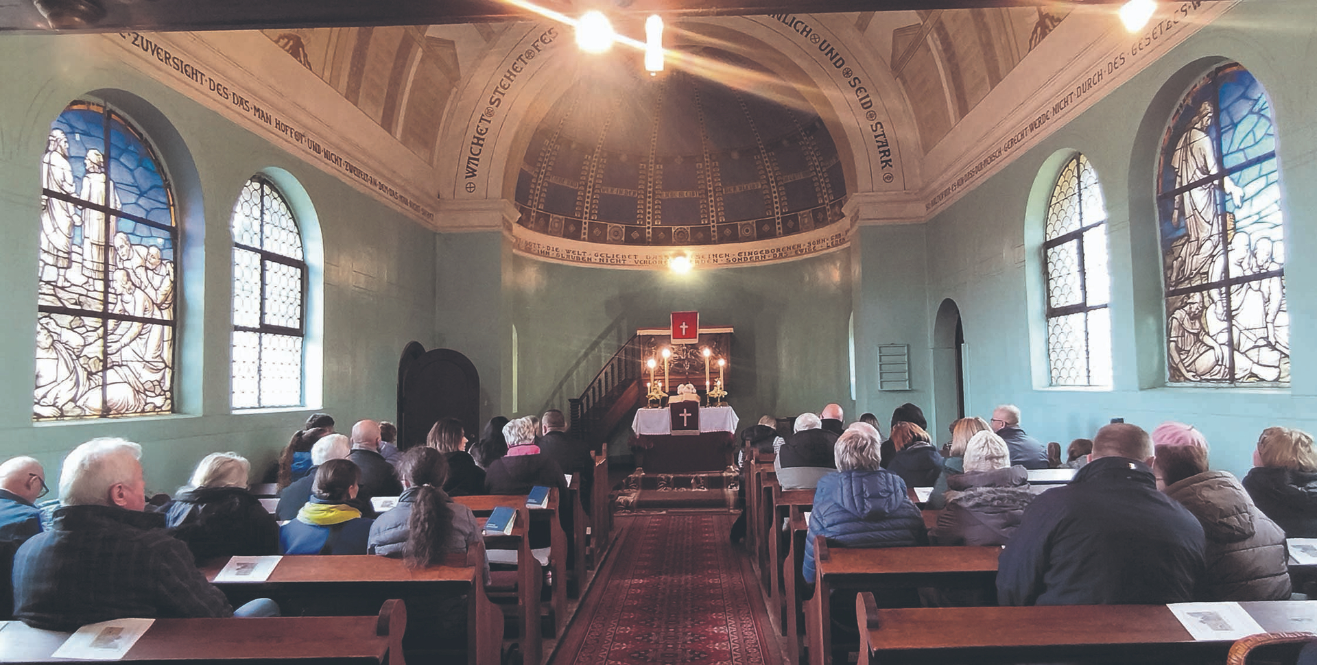 Gut besucht: Gottesdienst anlässlich des 100. Geburtstags der malerisch gestalteten Kirche