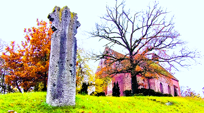 In Gustow auf Rügen: Der Sühnestein vor der Dorfkirche