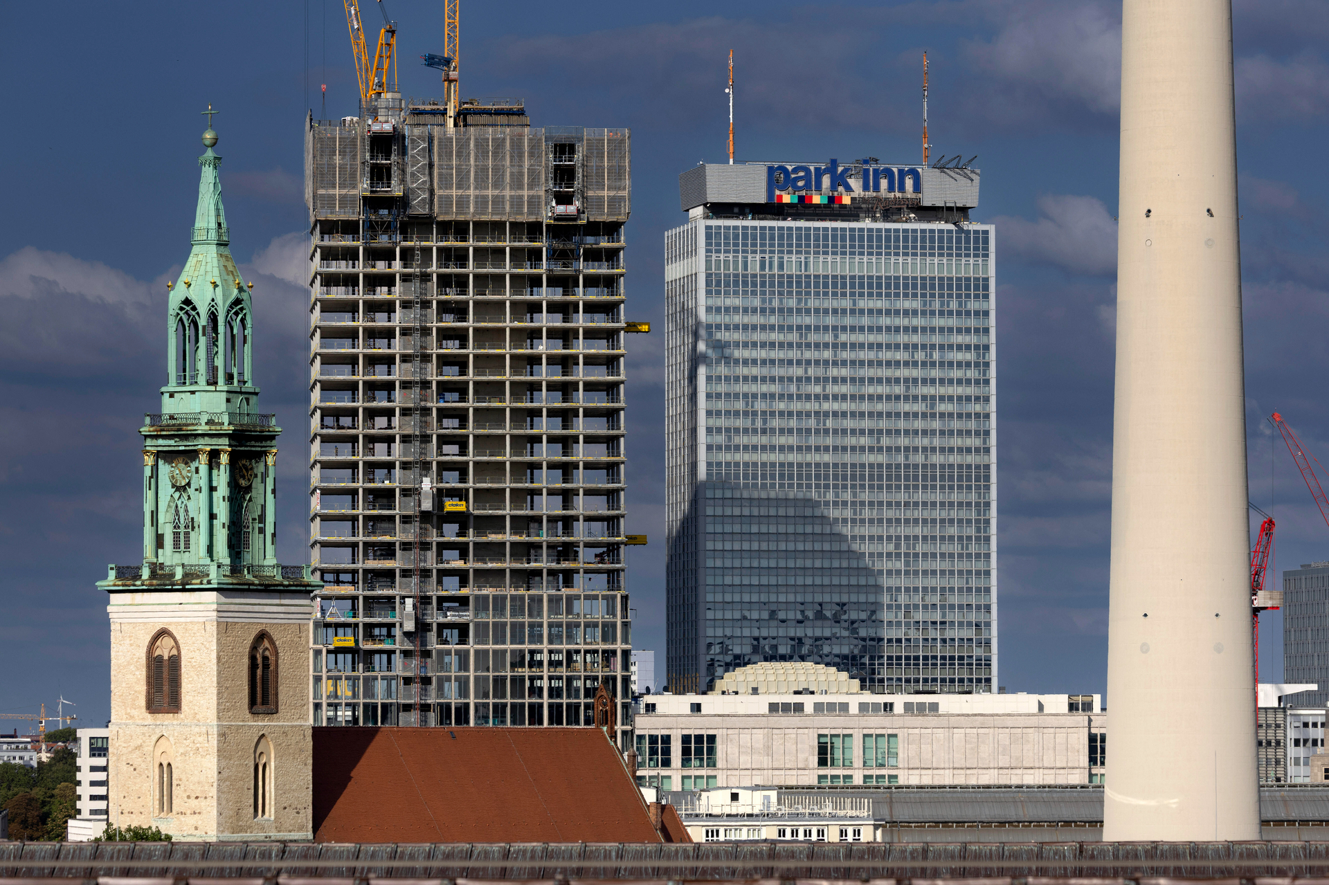 Die Baustelle des neuen CommerzReal-Hochhauses am Berliner Alexanderplatz mit dem Fernsehturm im Vordergrund:  Mit 146 Metern wird es höher sein als das Park-Inn-Hotel im Hintergrund, das derzeit noch das zweitgrößte Berliner Hochhaus ist