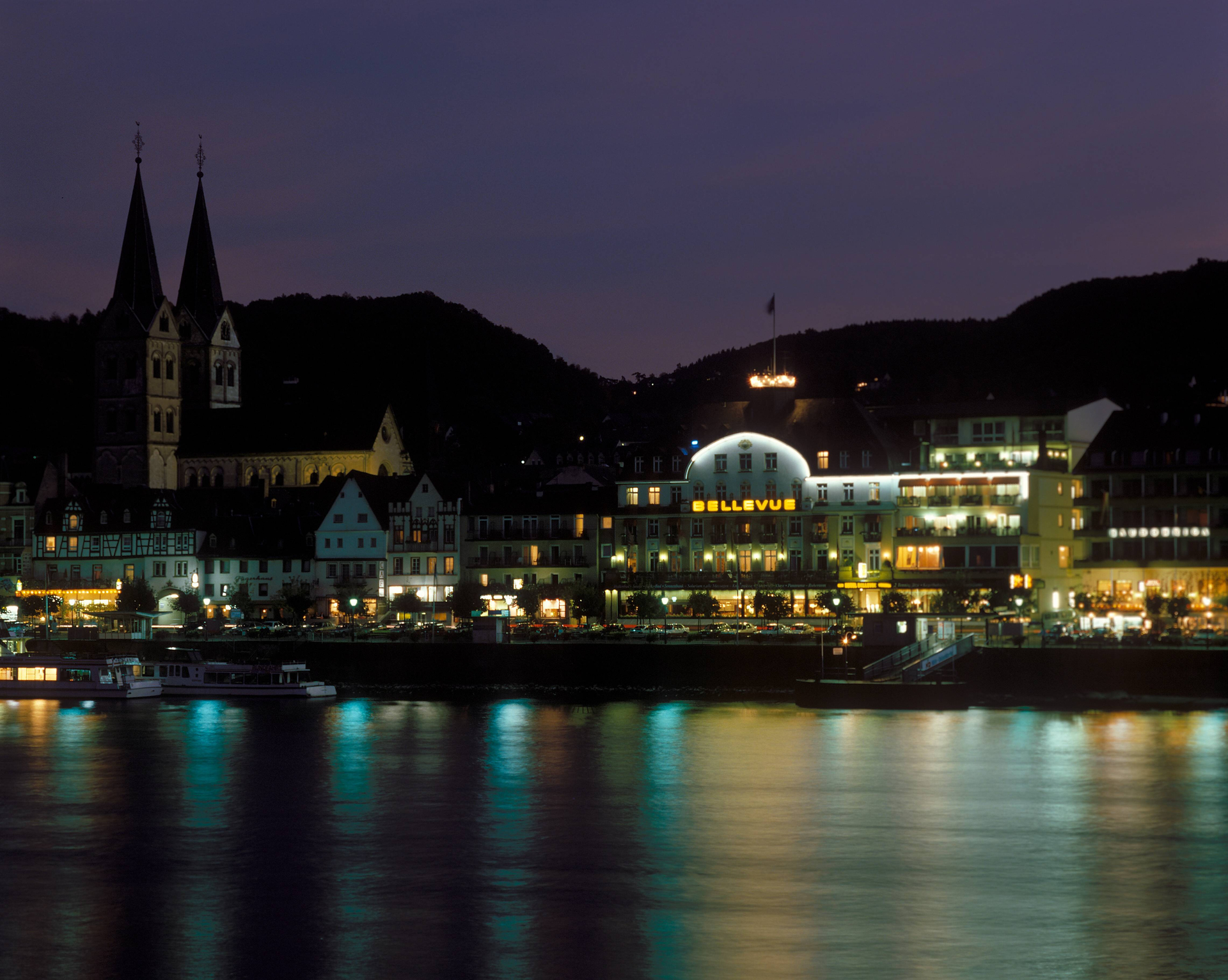 Boppard am Abend: Die Rheinpromenade mit dem Hotel Bellevue und der St.-Severus-Kirche