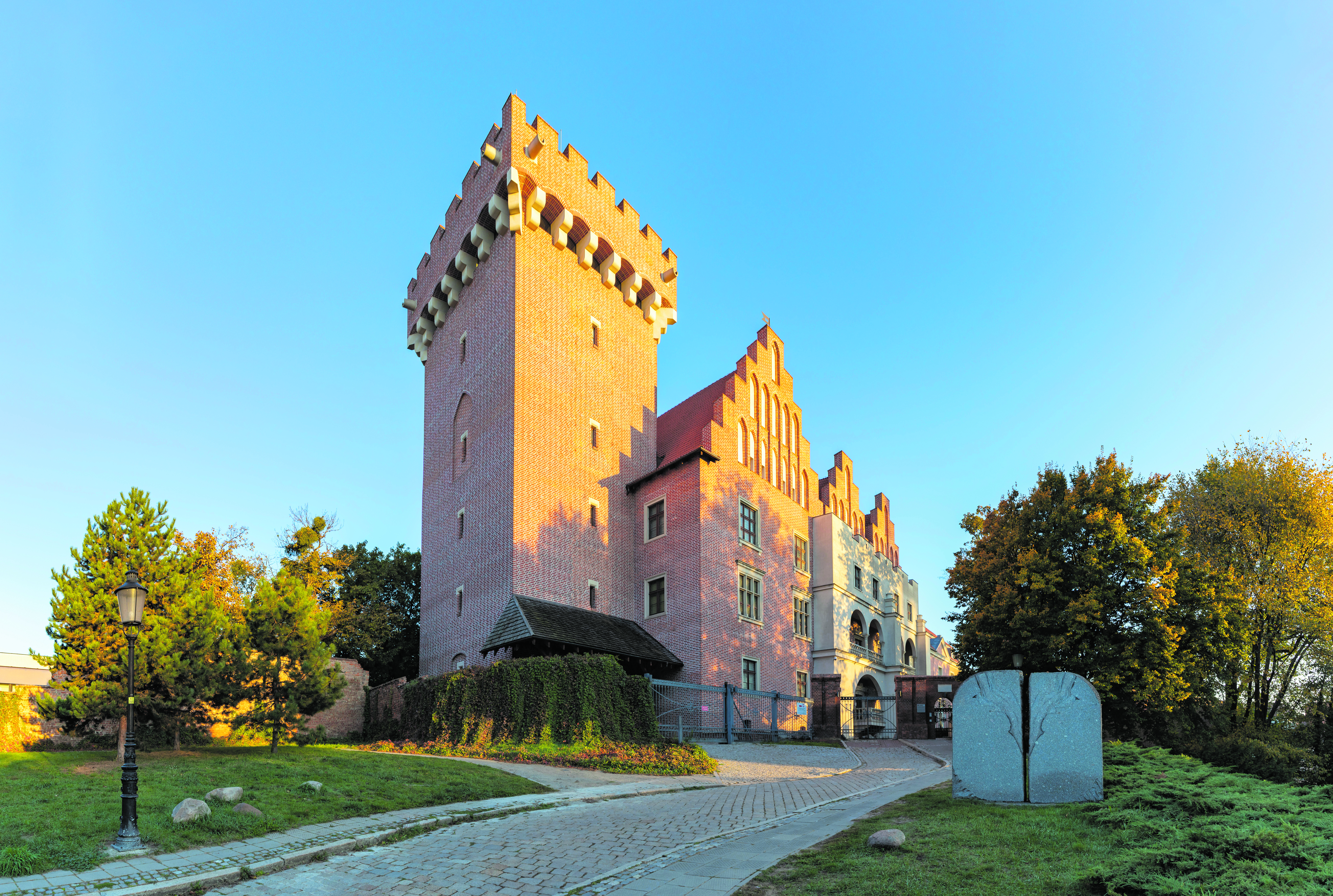 Das Königsschloss von Posen, das im Zweiten Weltkrieg schwer beschädigt und dann 1959 bis 1964 mit viel Liebe zum Detail teilweise wieder aufgebaut wurde. Das komplette Schloss ist 2014 vollständig restauriert und errichtet worden