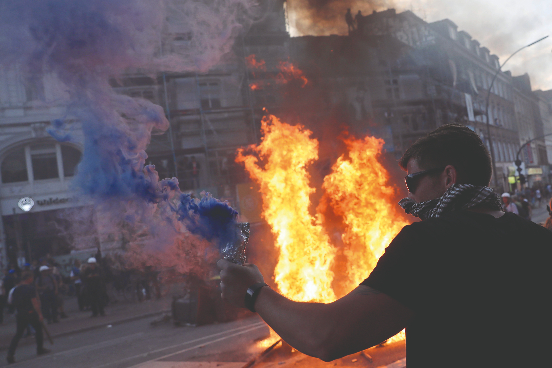 Sie zerstören, attackieren, morden und brandschatzen: Linke Terroristen zerstören und randalieren für ihr kommunistisches Weltbild, um den demokratischen Staat in eine sozialistische Wüste zu verwandeln