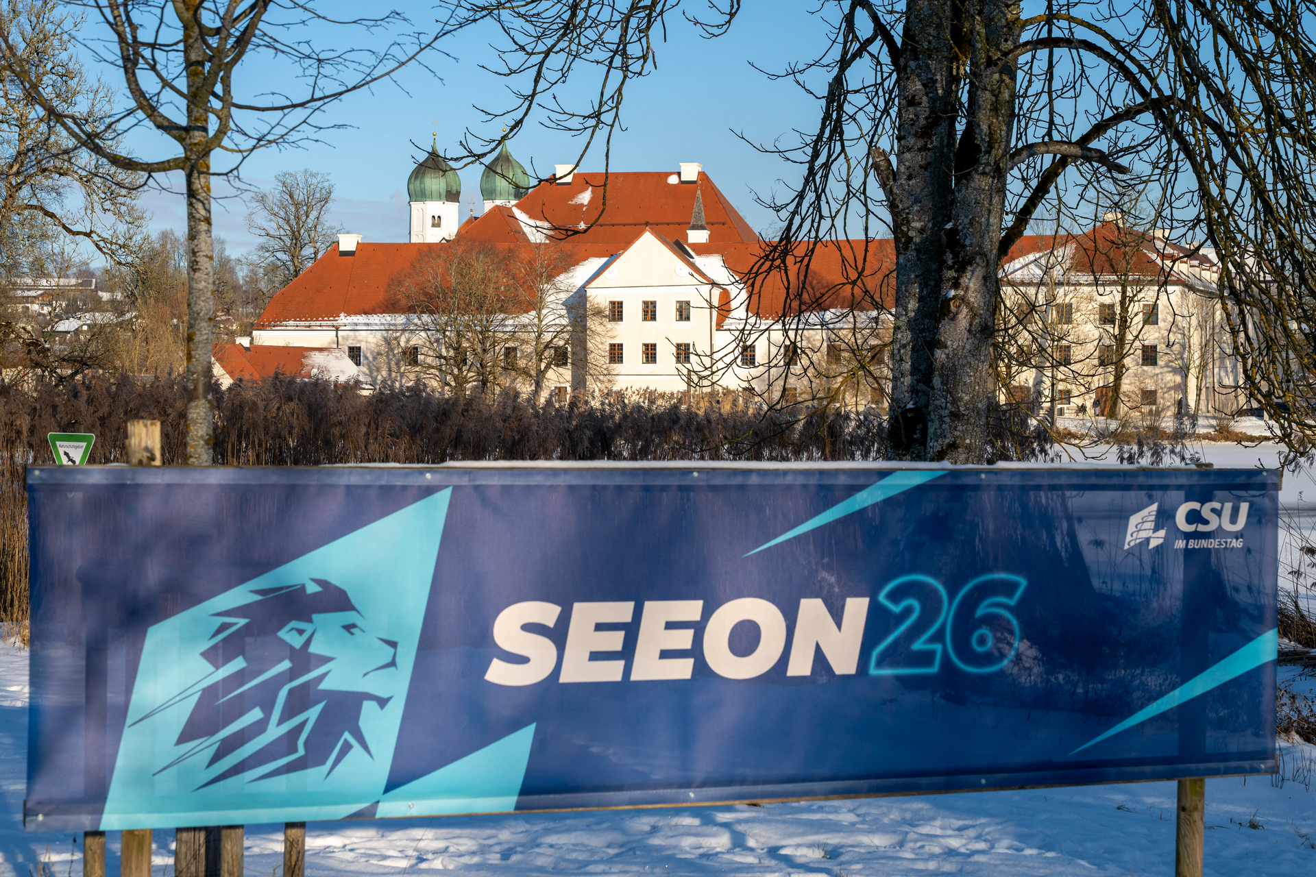 Auf ihrer Klausurtagung beriet die CSU hier vom 6. bis 8. Januar unter anderem, wie sie ihren erklärten „Erzfeind“ am wirkungsvollsten bekämpft: Die ehemalige Benediktinerabtei Kloster Seeon unweit des Chiemsees
