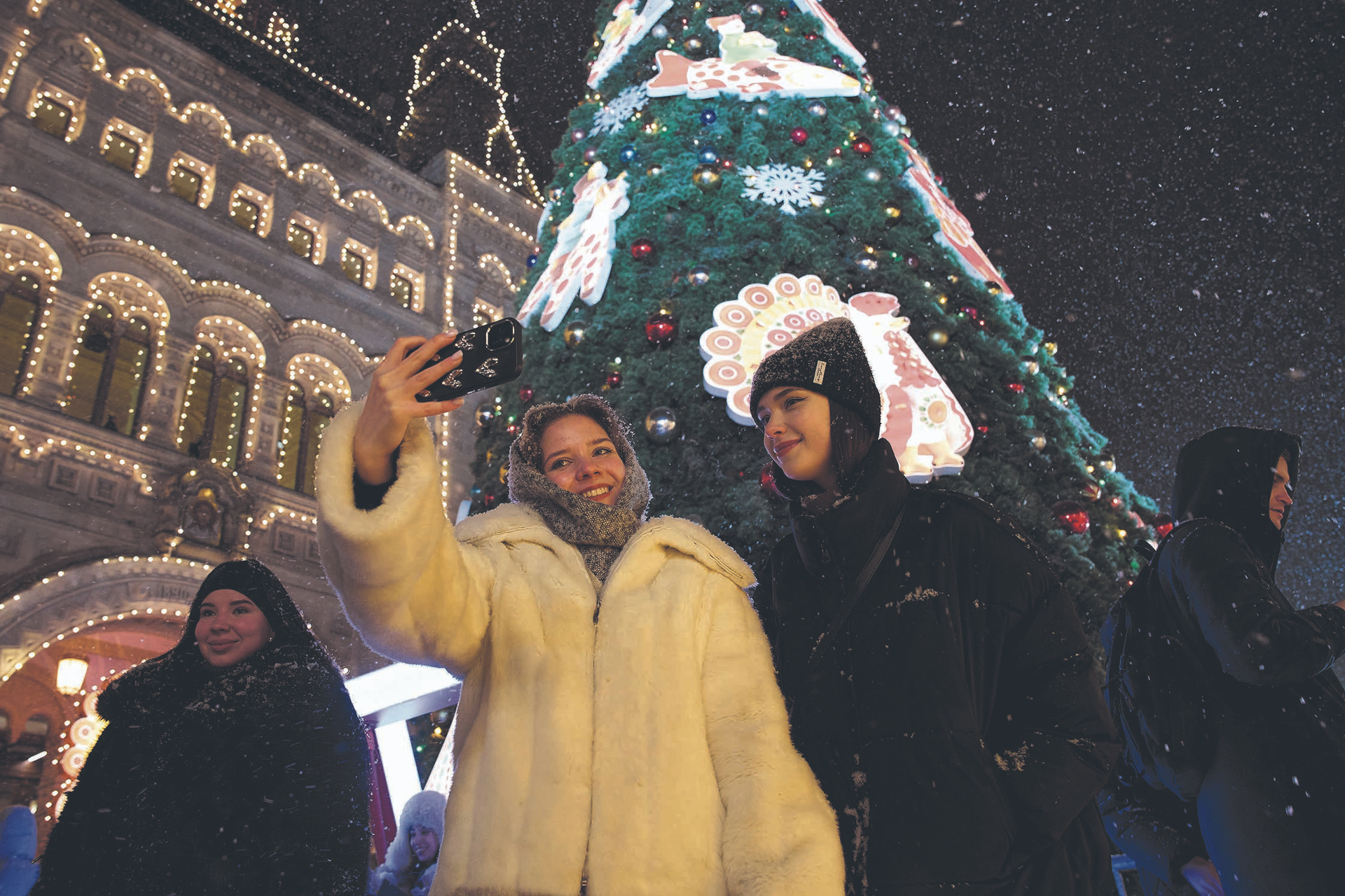 Gute Laune in Moskau trotz Krieg: Selfie vor dem üppig geschmückten Kaufhaus GUM am Roten Platz