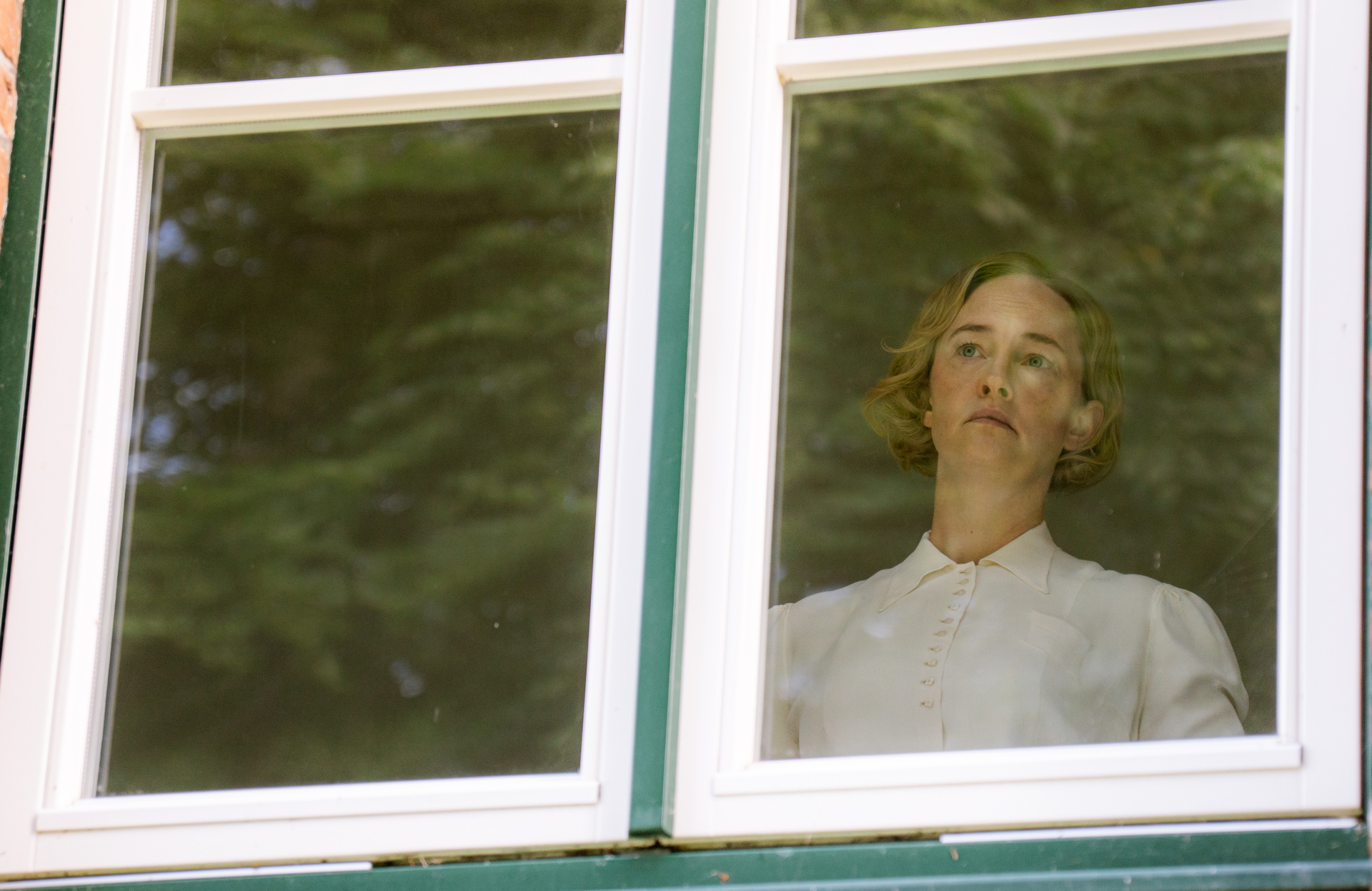 Eingerahmt im Fenster: Astrid Lindgren (Sofia Pekkari) sucht in ihrer Stockholmer Wohnung nach Inspiration für ihre Bücher