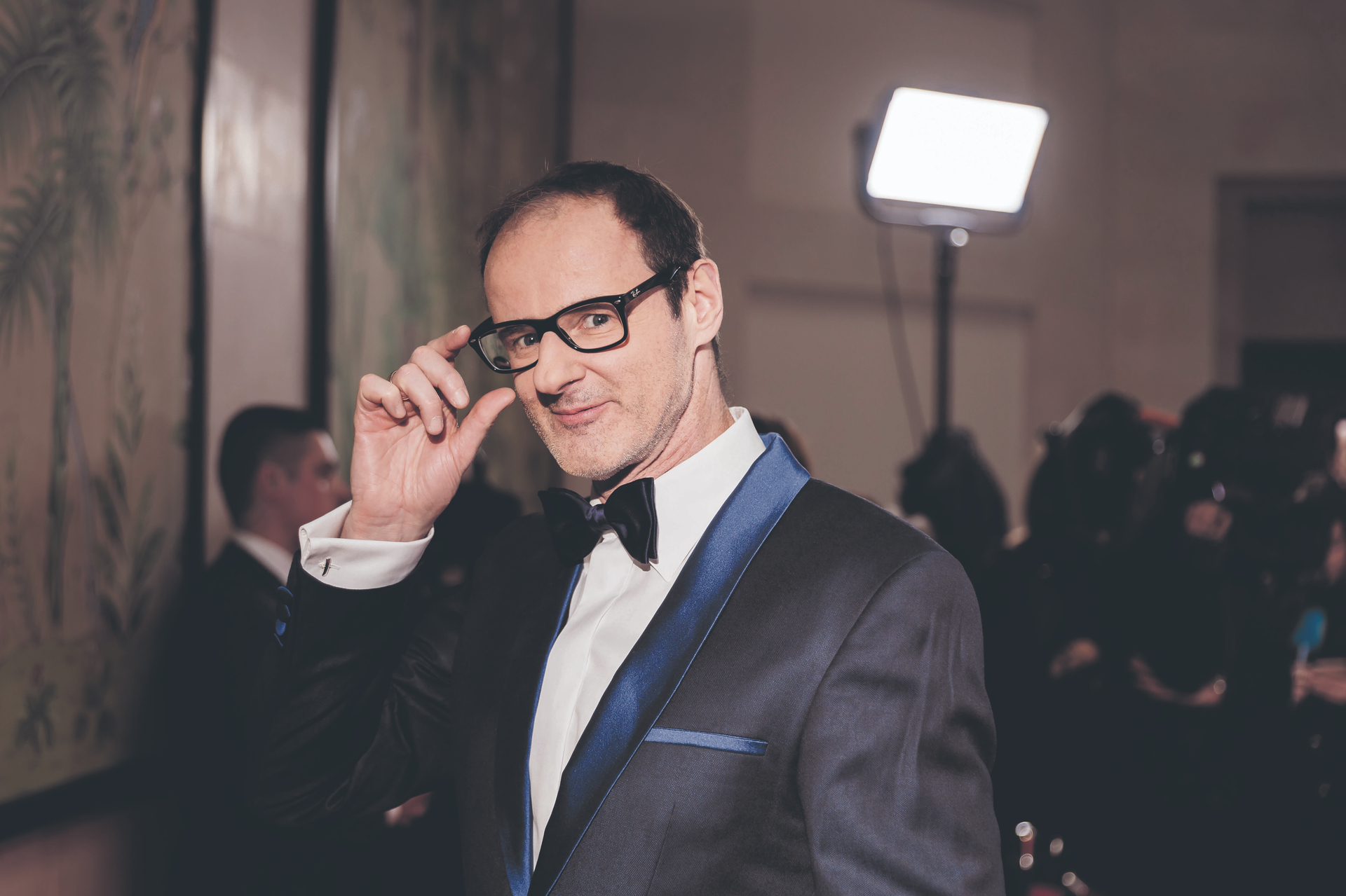 Mit dem geschärften Blick eines Wissenschaftlers und der spitzen Zunge eines frontal-humoristischen Kabarettisten begeistert Vince Ebert seit Jahren sein Publikum