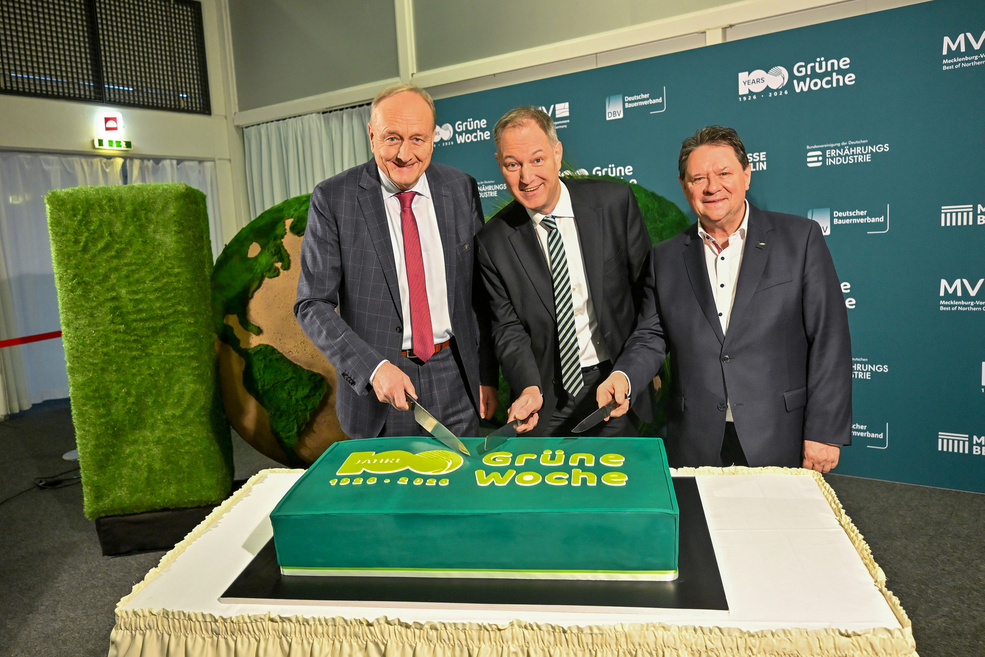  Es ist so weit:  Anstich der obligatorischen Jubiläumstorte durch den Präsidenten des Deutschen Bauernverbandes, den Hauptgeschäftsführer der Bundesvereinigung der Deutschen Ernährungsindustrie (BVE) und den Vorsitzenden der Geschäftsführung der Messe Be