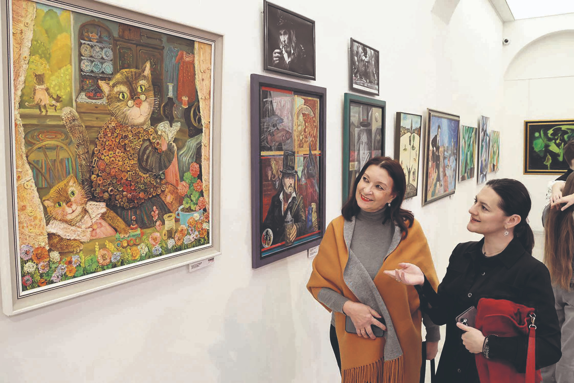 Begeisterte Besucherinnen der Ausstellung: Abwechslungsreiche Interpretationen der Werke E.T.A. Hoffmanns