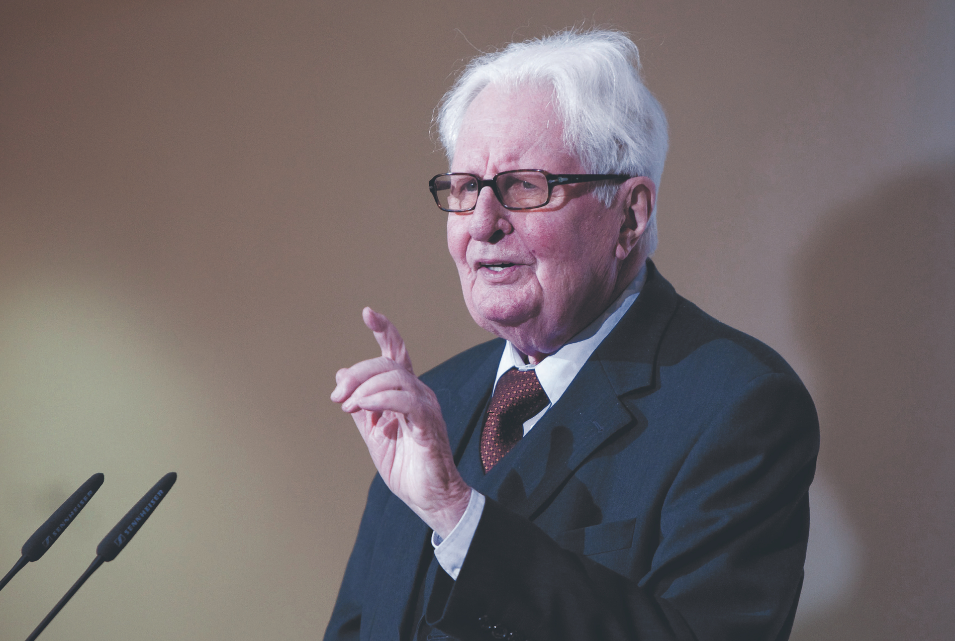 Haftete das Image des „Oberlehrers“ an: Hans-Jochen Vogel mit erhobenem Zeigefinger