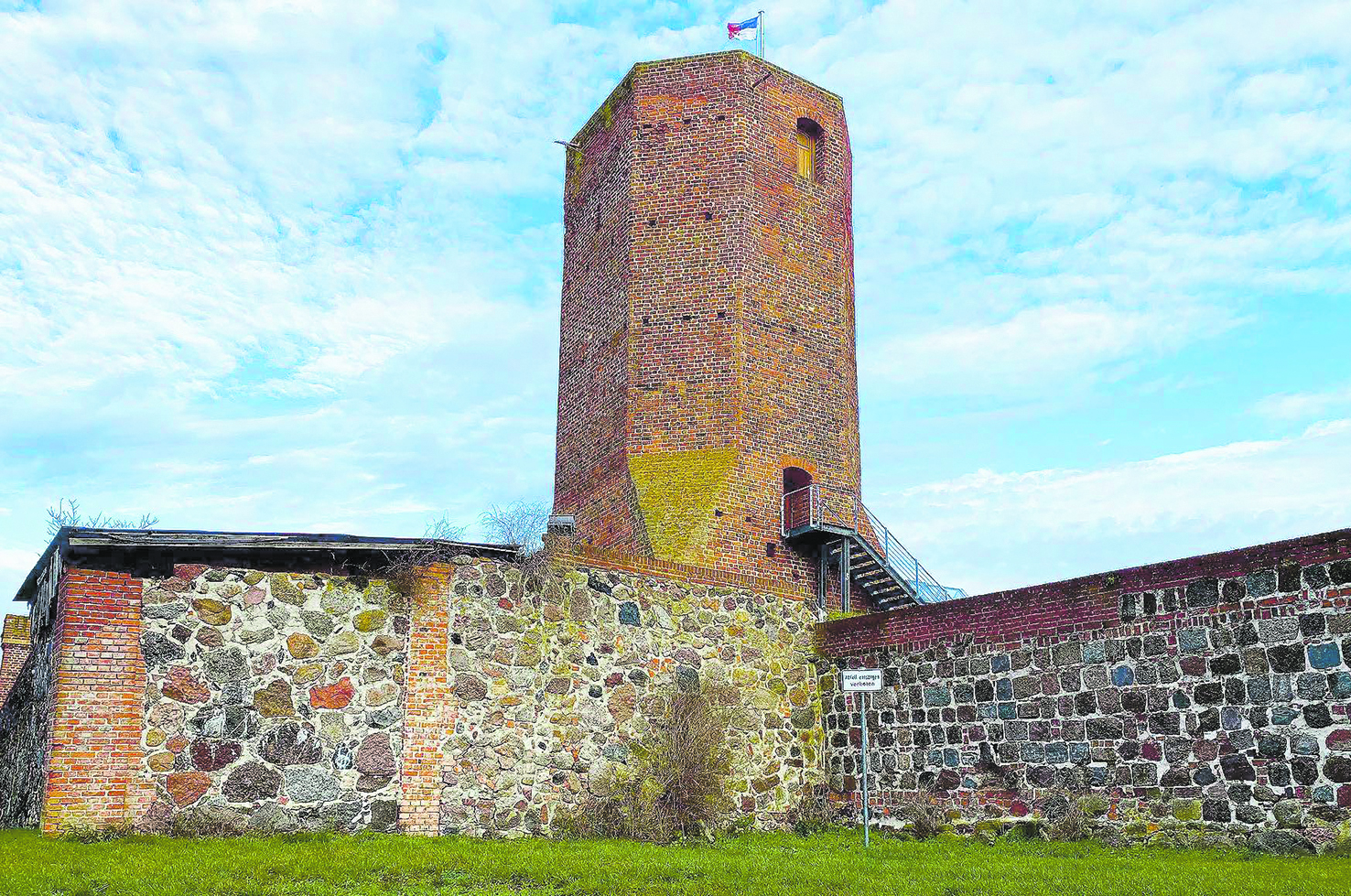 Wechselvolle Geschichte: Burg Löcknitz mit ihrem achteckigen „Aufpasser“