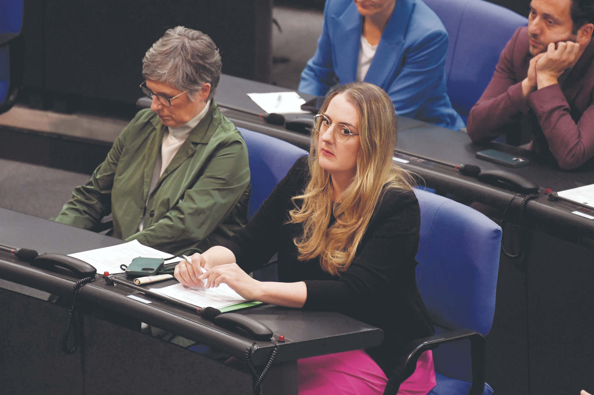 Den Grünen steht, wie den beiden Fraktionsvorsitzenden Britta Haßelmann (l.) und Katharina Dröge (r.), die Tristesse ins Gesicht geschrieben. Sie haben abgewirtschaftet, Deutschlands Wirtschaft ruiniert und Menschen mit Irrsinn in existenzielle Not gebrac